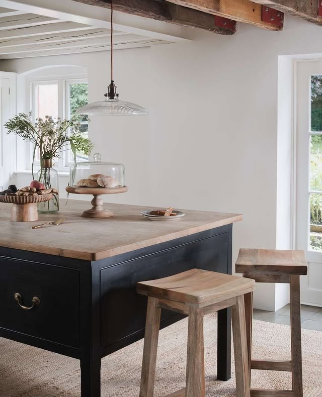 Example of modern kitchen decor trends featuring a kitchen in contemporary rustic style