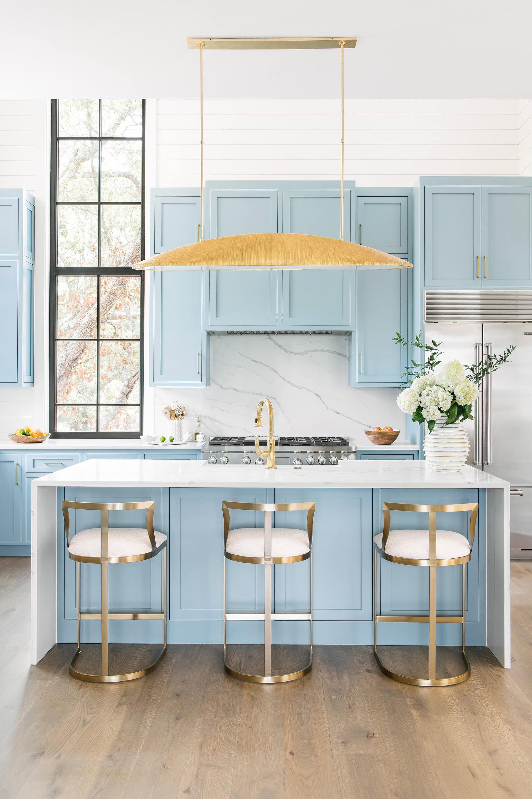 Example of modern kitchen decor trends featuring a kitchen in coastal style with light blue color palette