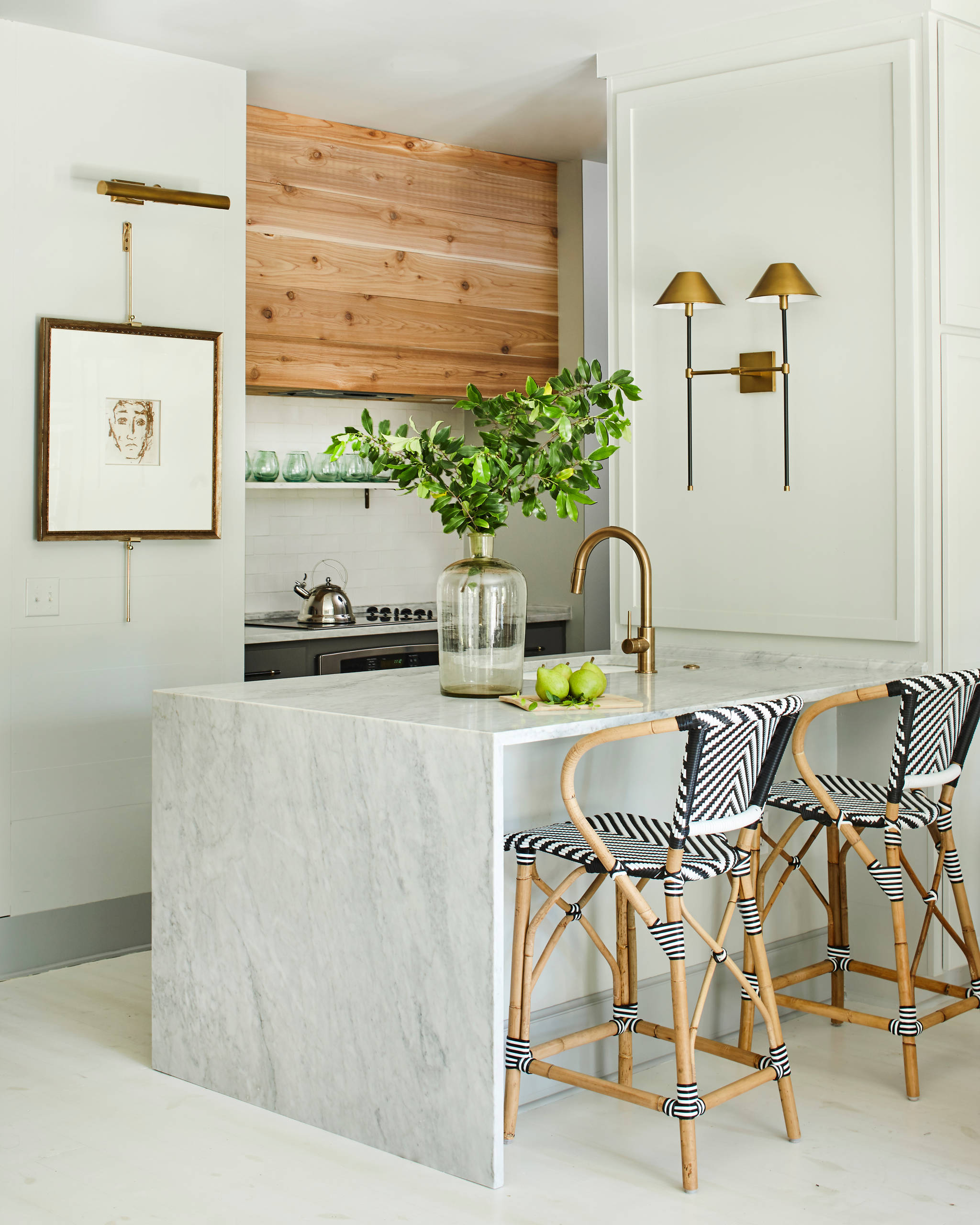Example of modern kitchen decor trends featuring a kitchen in contemporary style in neutral tones