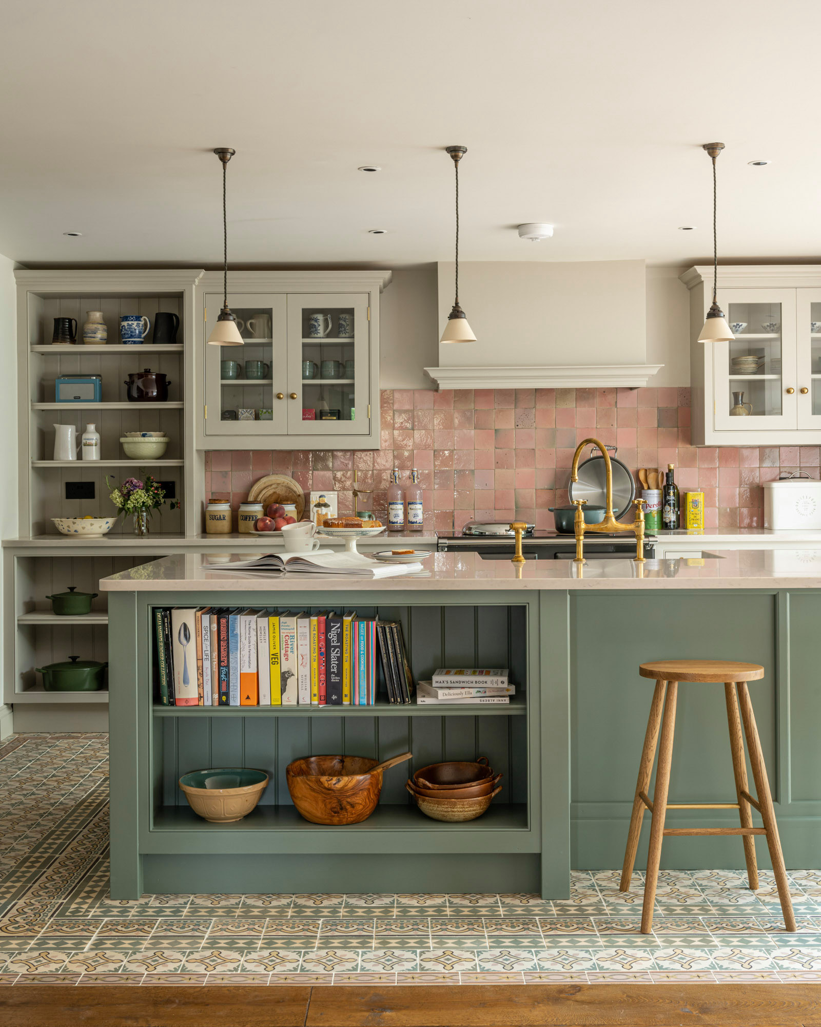 Example of modern kitchen decor trends featuring a kitchen in contemporary style in sage green tones
