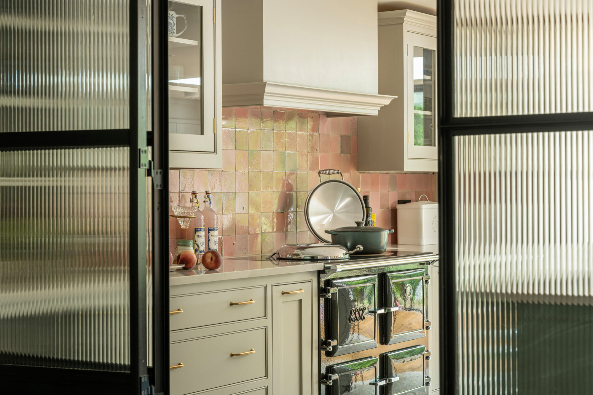 Example of modern kitchen decor trends featuring a kitchen in contemporary style in green and pink tones