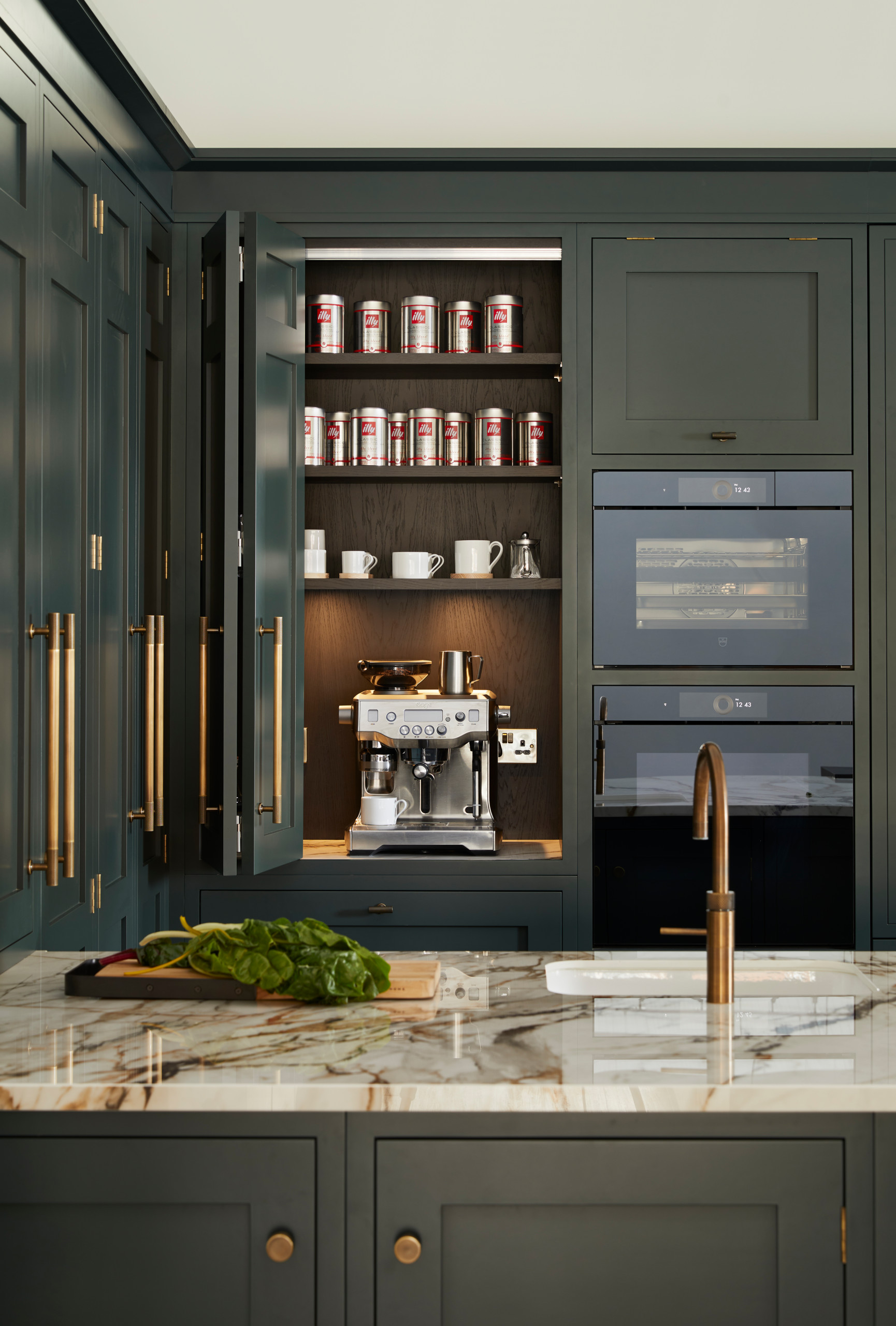 Example of modern kitchen decor trends featuring a kitchen in contemporary style in blue tones counters