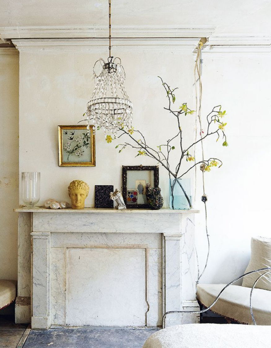 Spring mantel decor ideas in modern vintage style