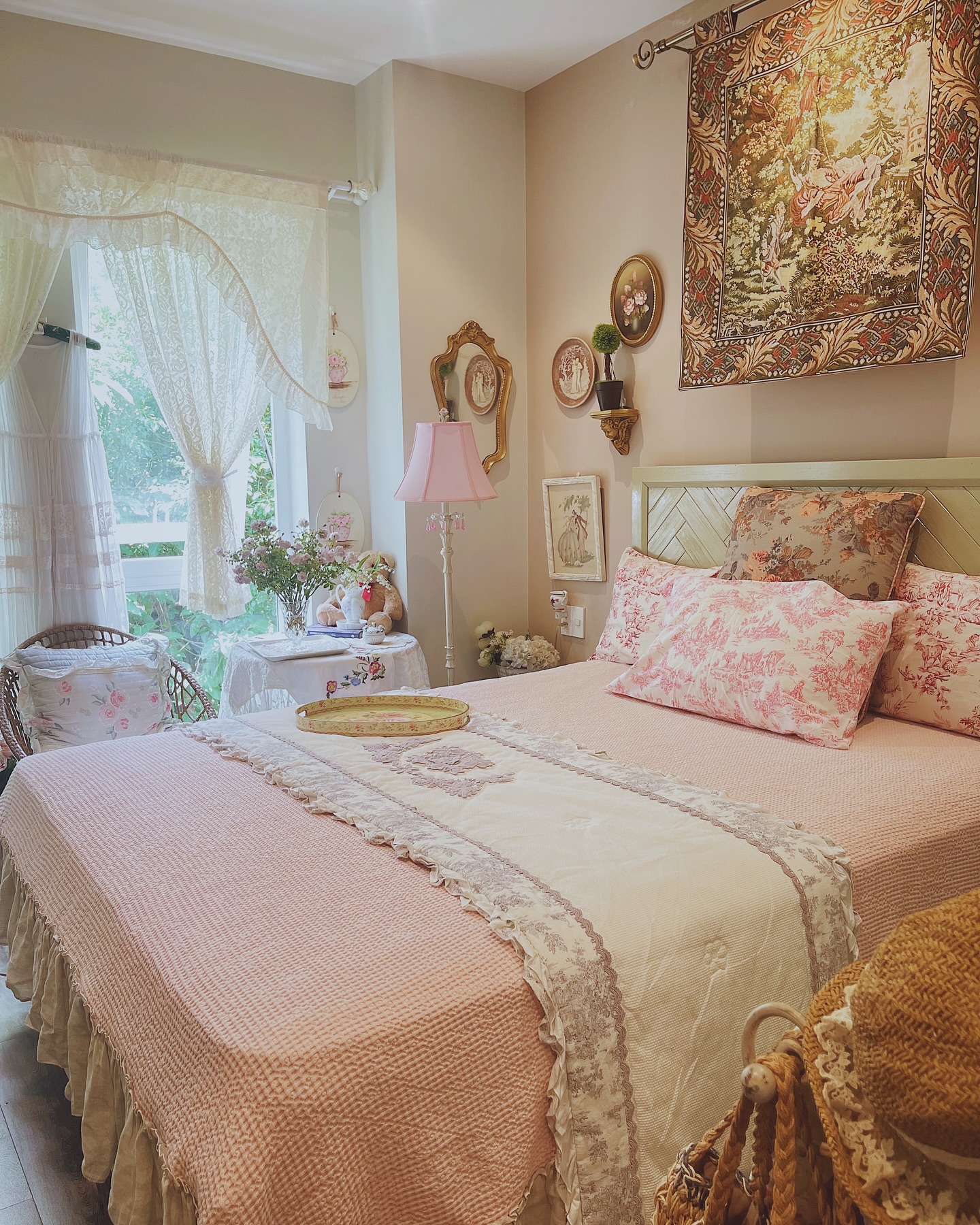 How to Create a Dreamy Vintage Princess Aesthetic Bedroom - shabbyfufu.com, image size:1440x1800