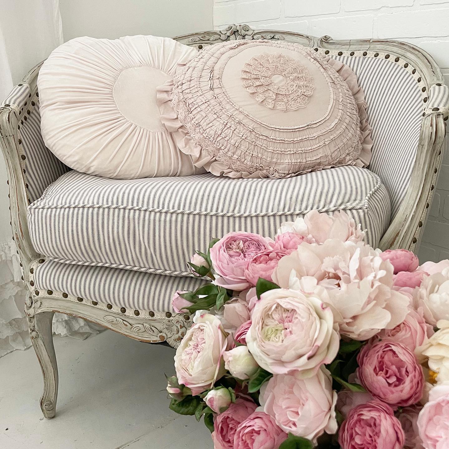 vintage princess aesthetic bedroom example showcasing detail of reading nook