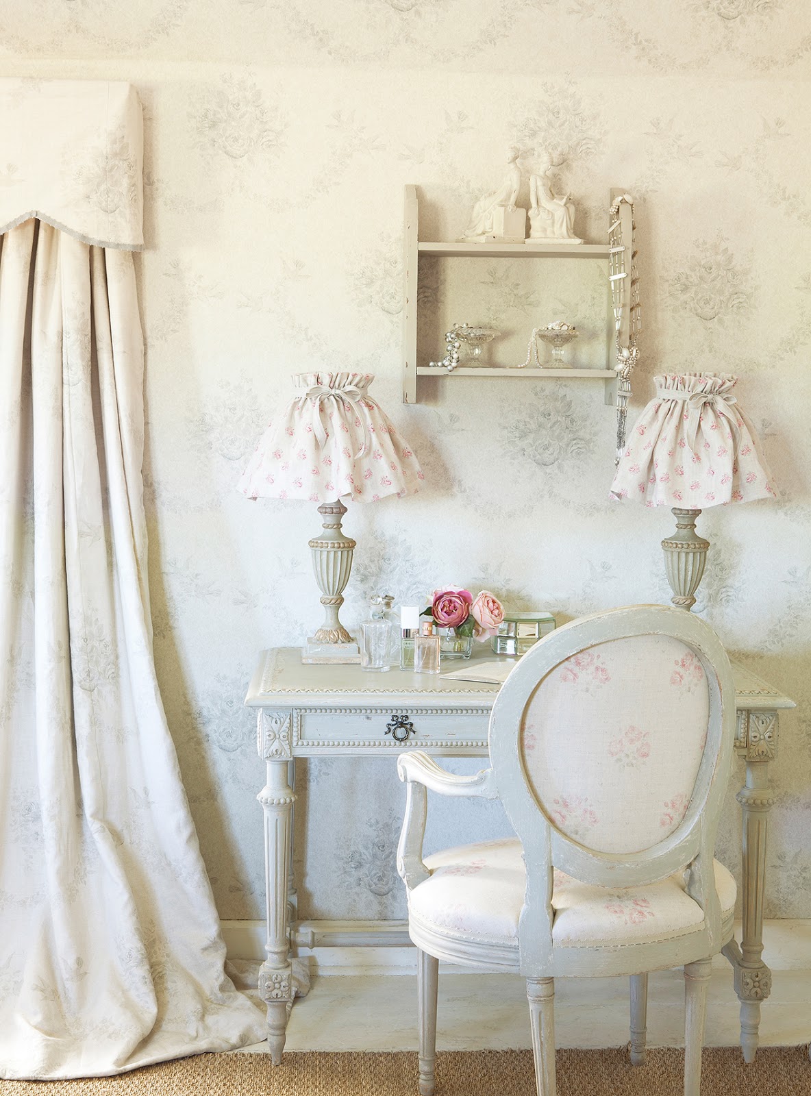 vintage princess aesthetic bedroom example showcasing white shabby chic vanity