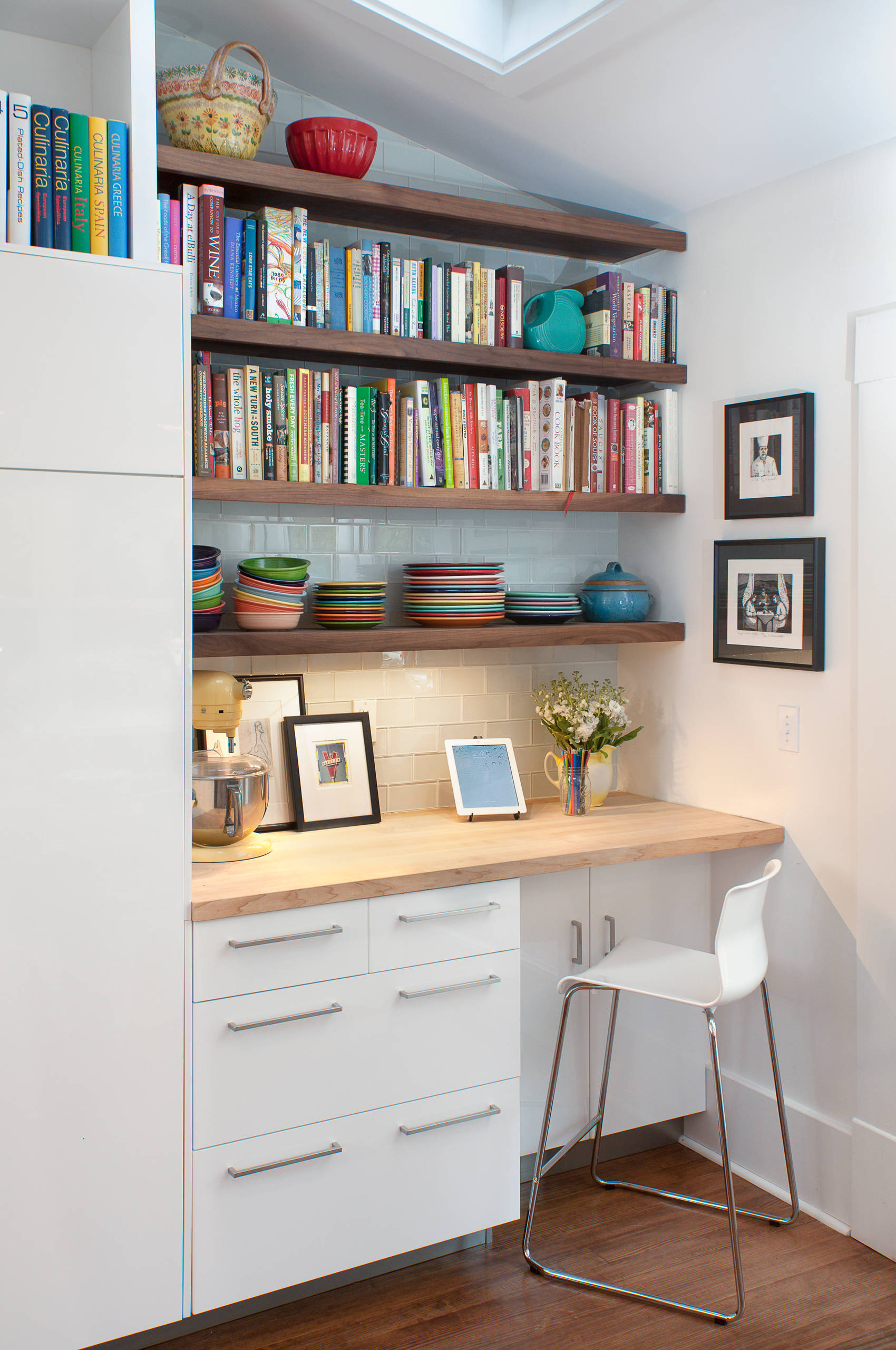 '90s decor revival example for inspiration featuring a transitional home office nook