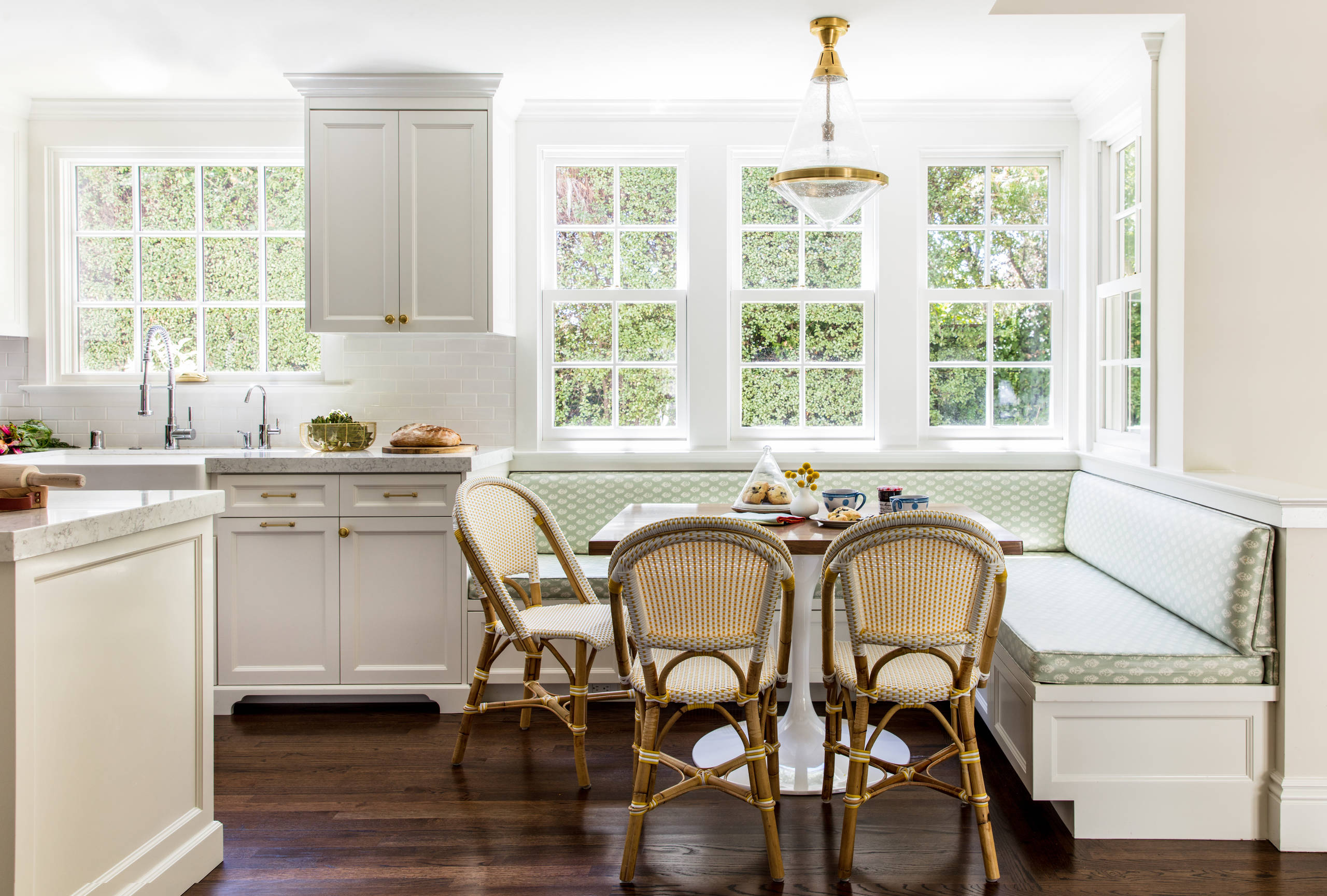 '90s decor revival example for inspiration featuring a traditional cozy breakfast nook
