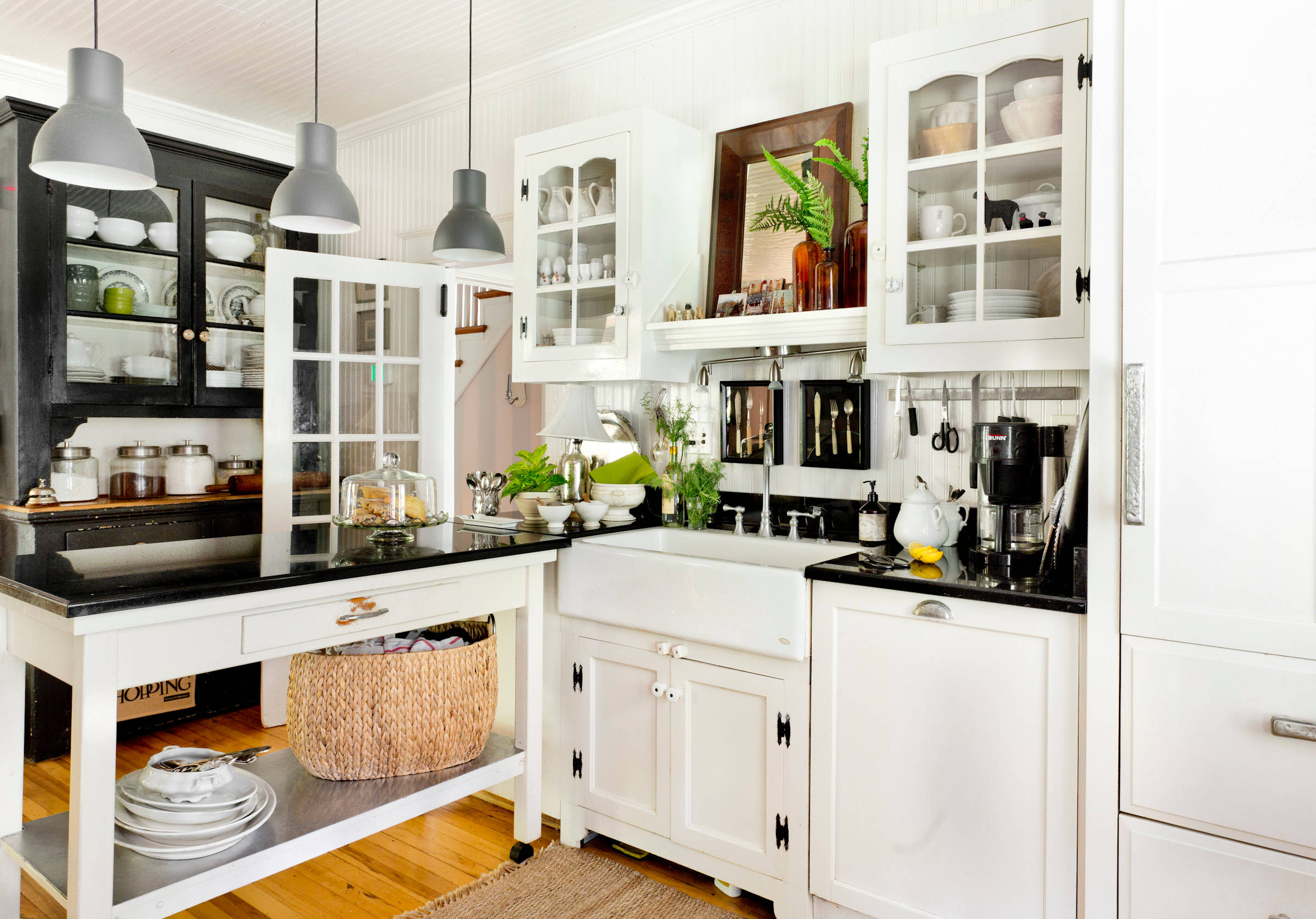 '90s decor revival example for inspiration featuring a traditional cozy kitchen