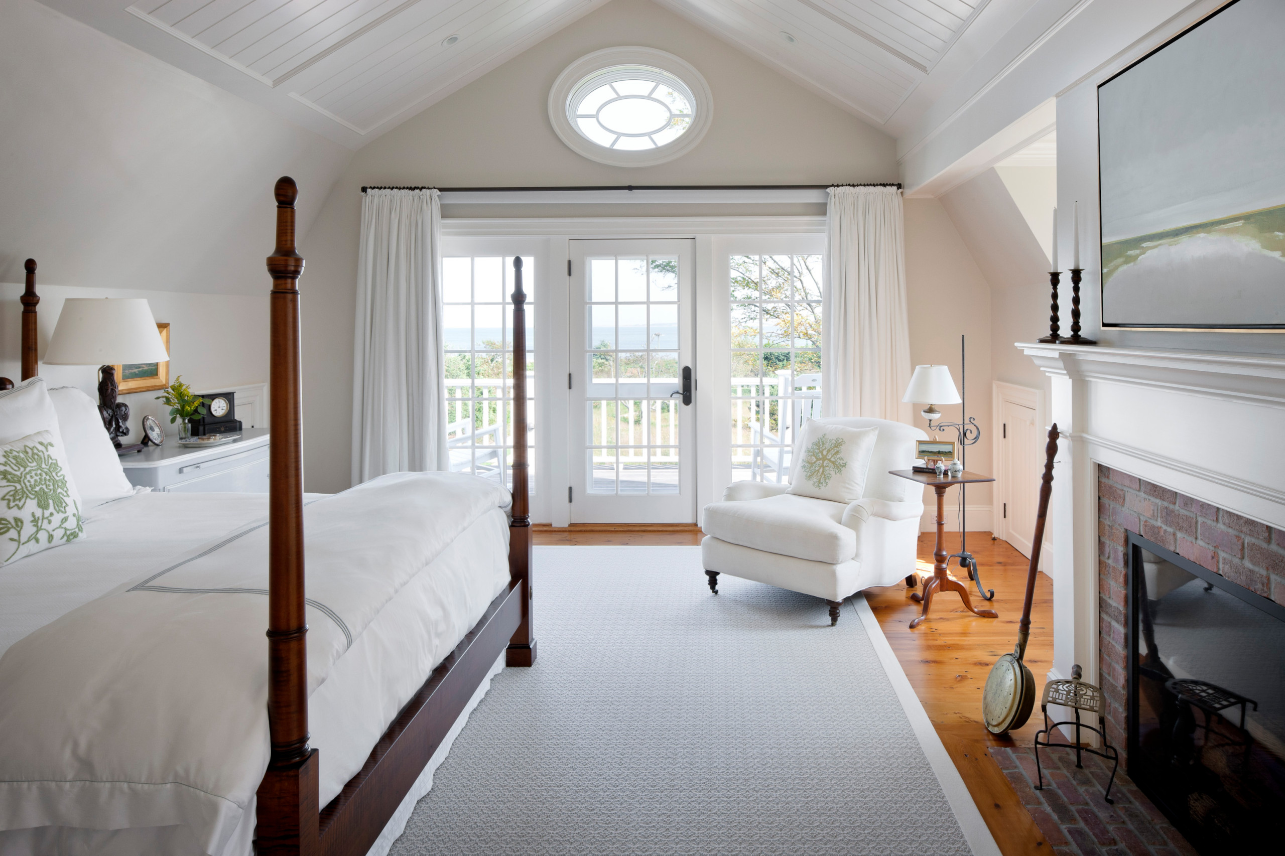 '90s decor revival example for inspiration featuring a traditional primary bedroom