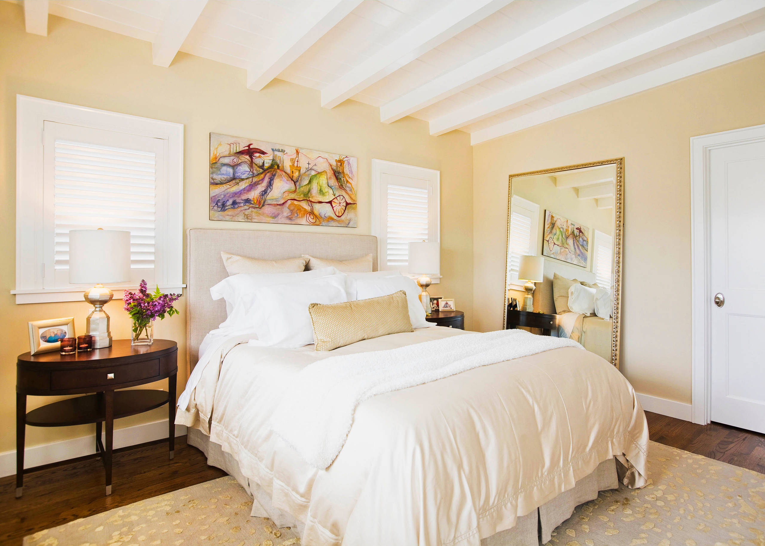 '90s decor revival example for inspiration featuring a traditional primary bedroom