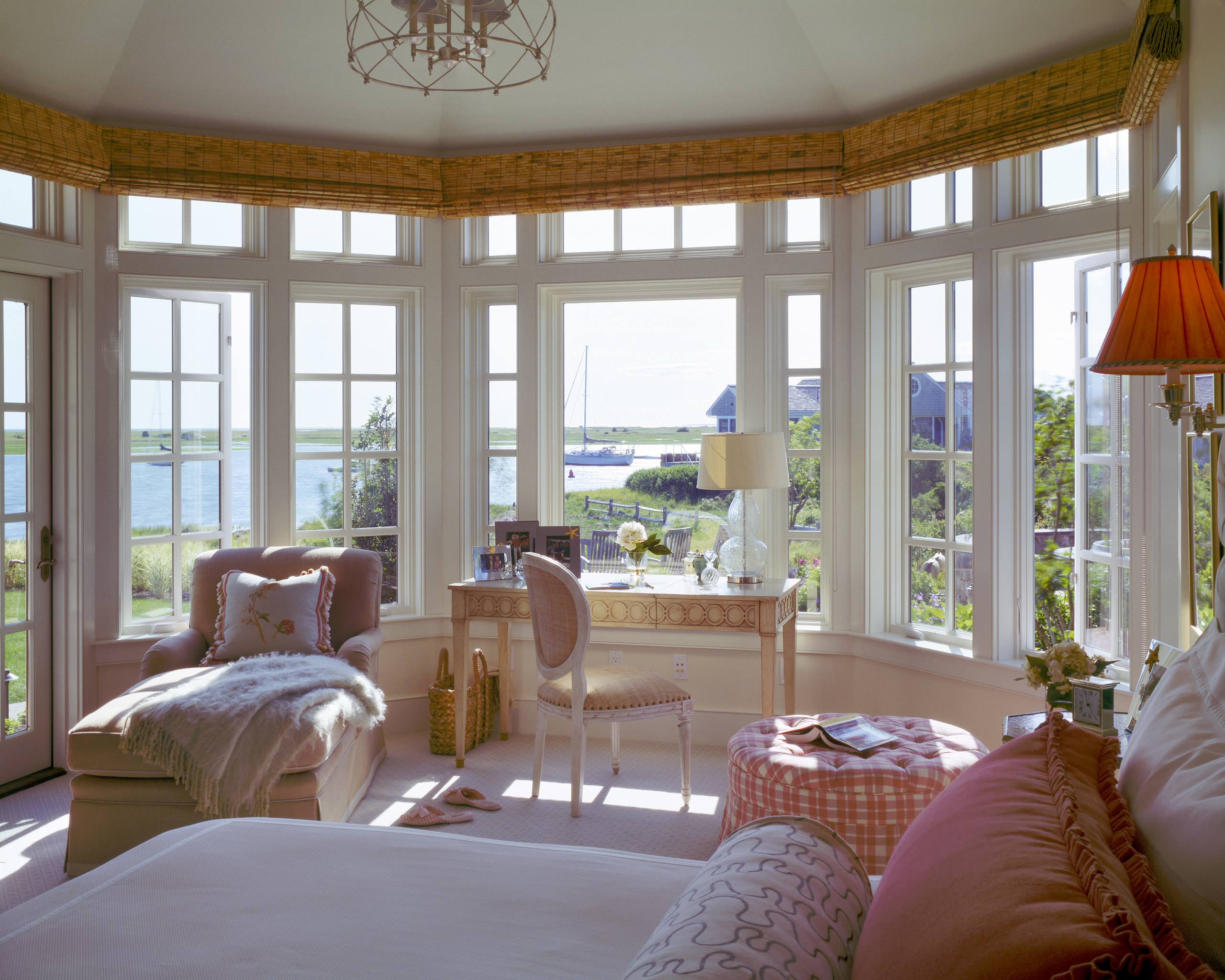 '90s decor revival example for inspiration featuring a traditional primary bedroom
