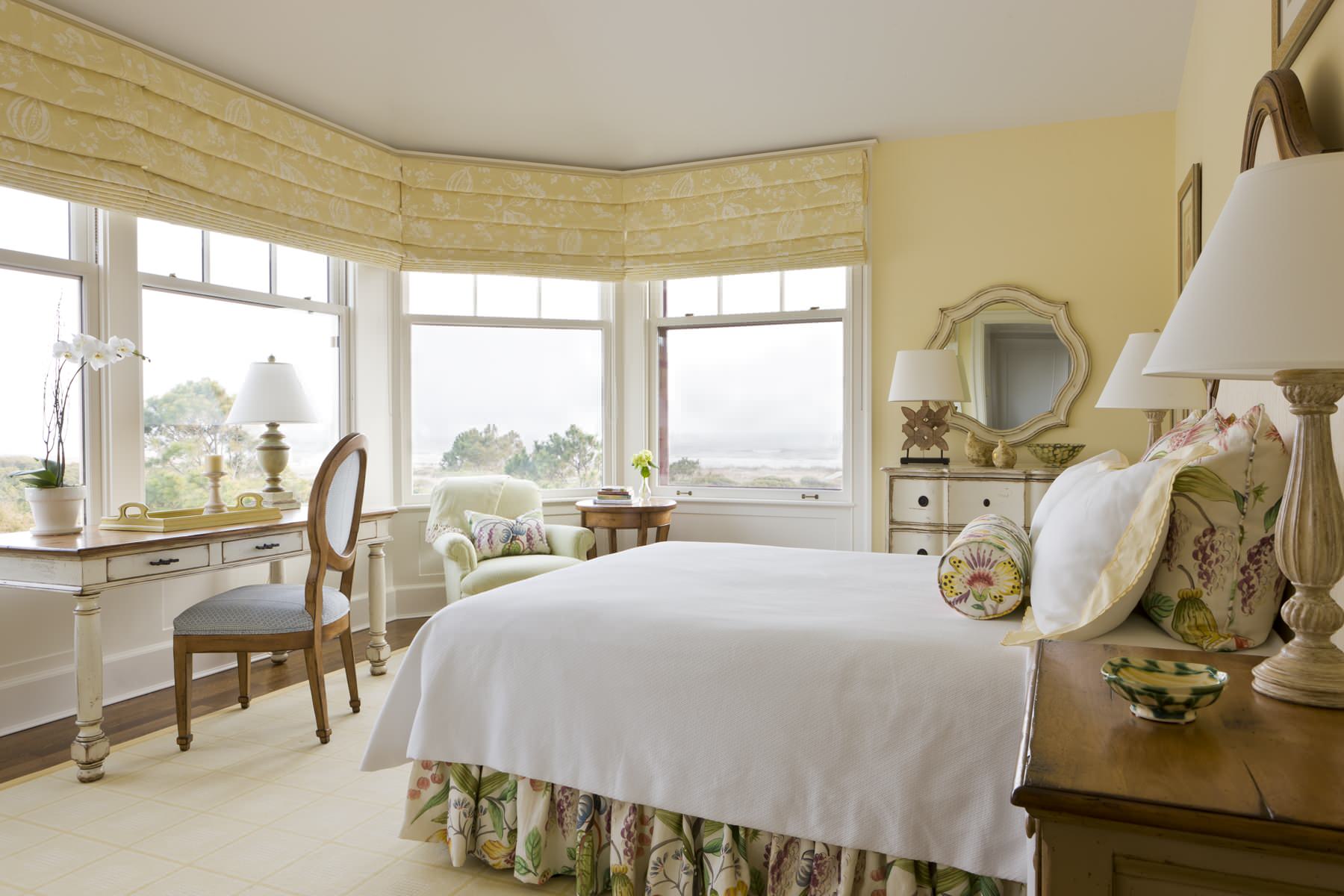 '90s decor revival example for inspiration featuring a traditional primary bedroom