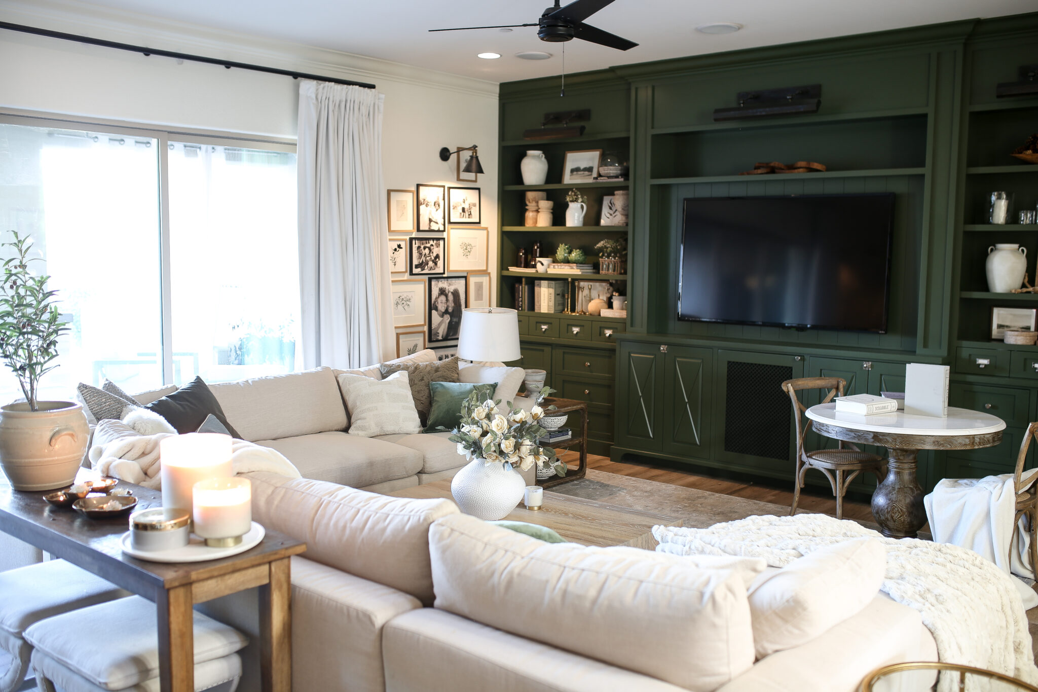 '90s decor revival example for inspiration featuring a transitional living room