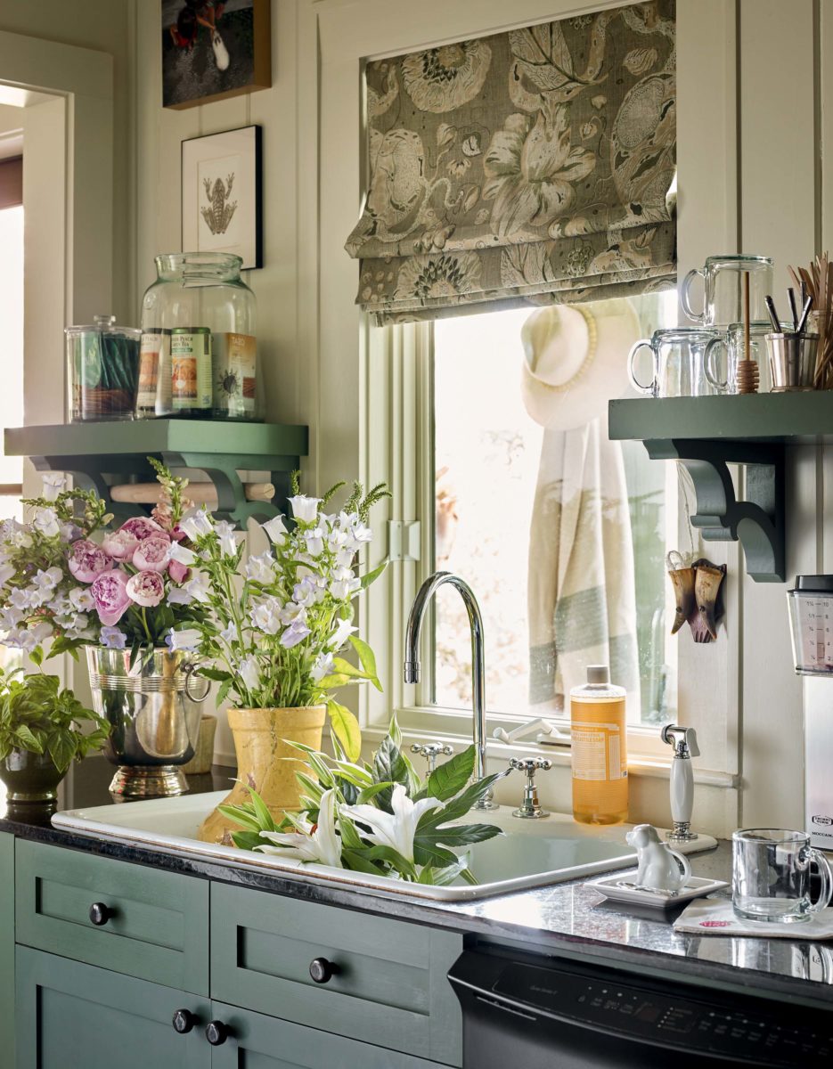 '90s decor revival example for inspiration featuring a traditional cozy kitchen