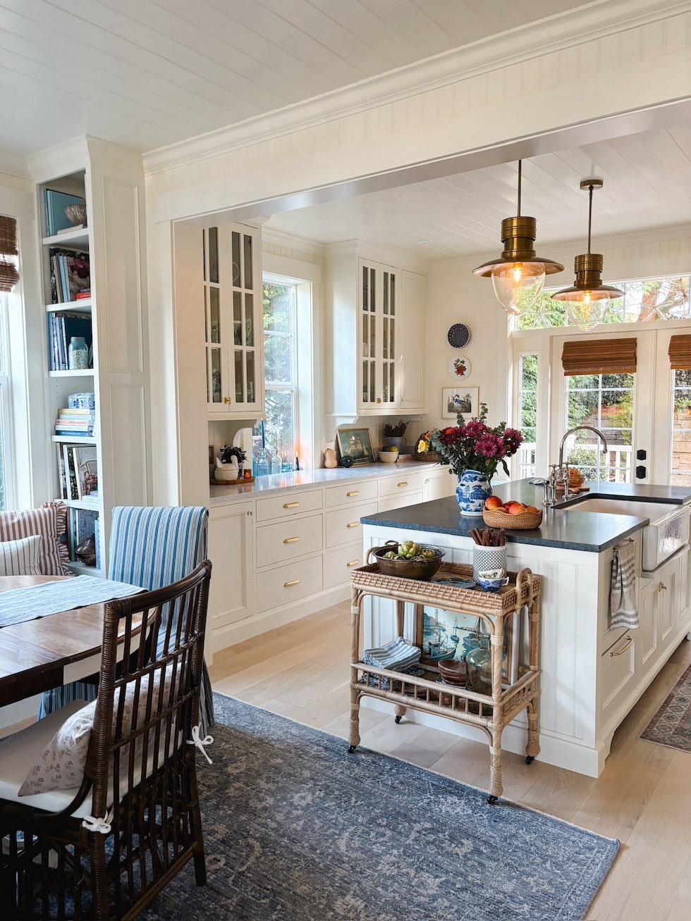 '90s decor revival example for inspiration featuring a traditional cozy kitchen