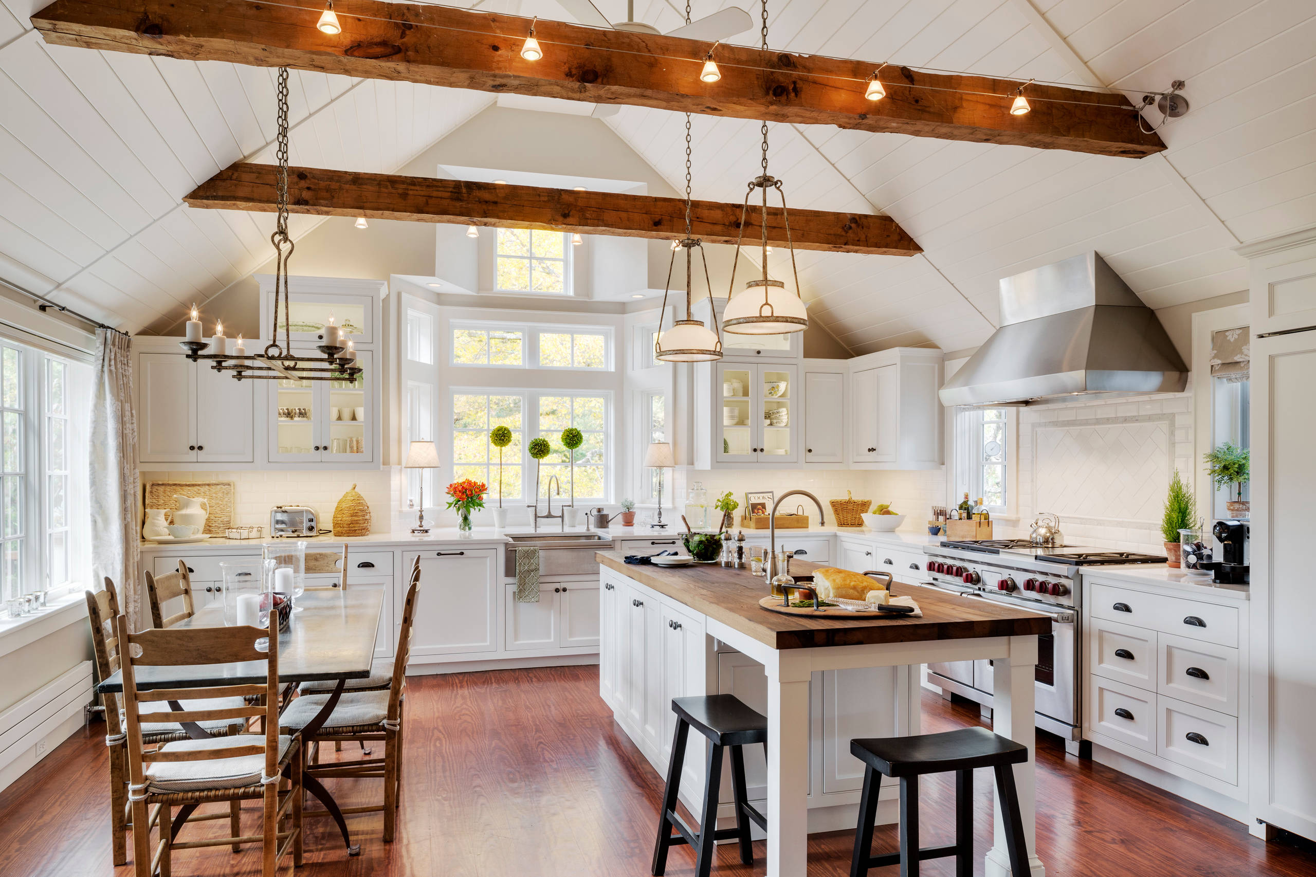 '90s decor revival example for inspiration featuring a traditional cozy kitchen