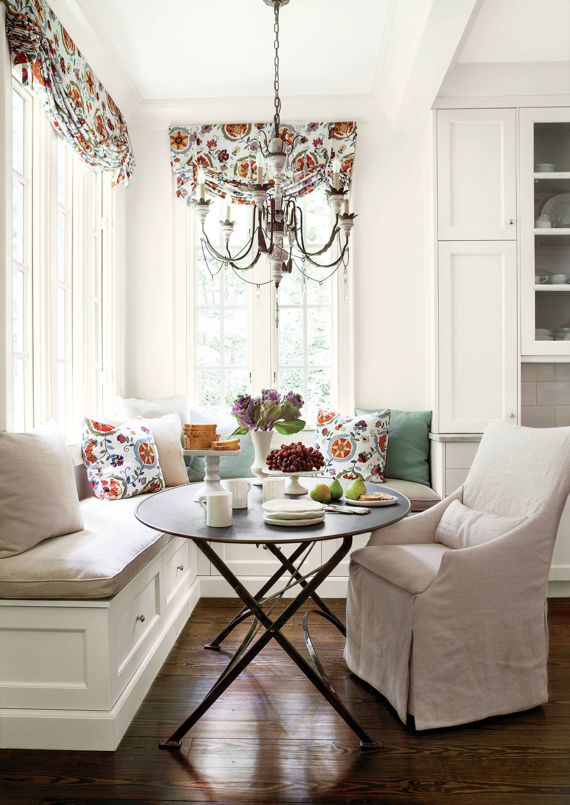 '90s decor revival example for inspiration featuring a traditional cozy breakfast nook