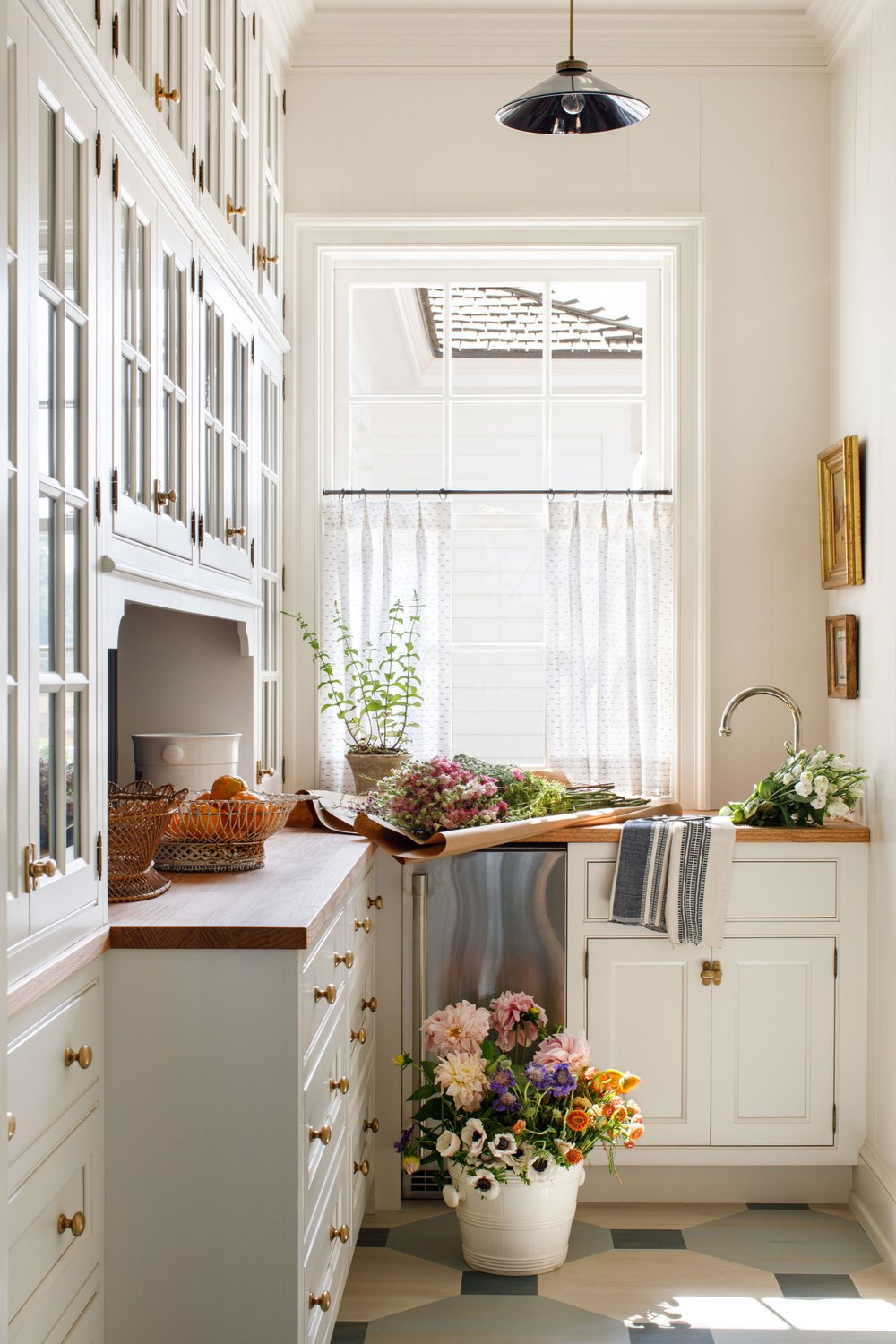 Coastal grandmother aesthetic vs Nancy Meyers interior design styles, example showcasing kitchen room.