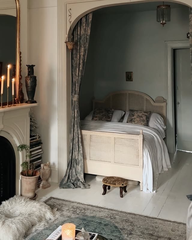 Curved furniture and architecture bedroom idea in modern traditional style