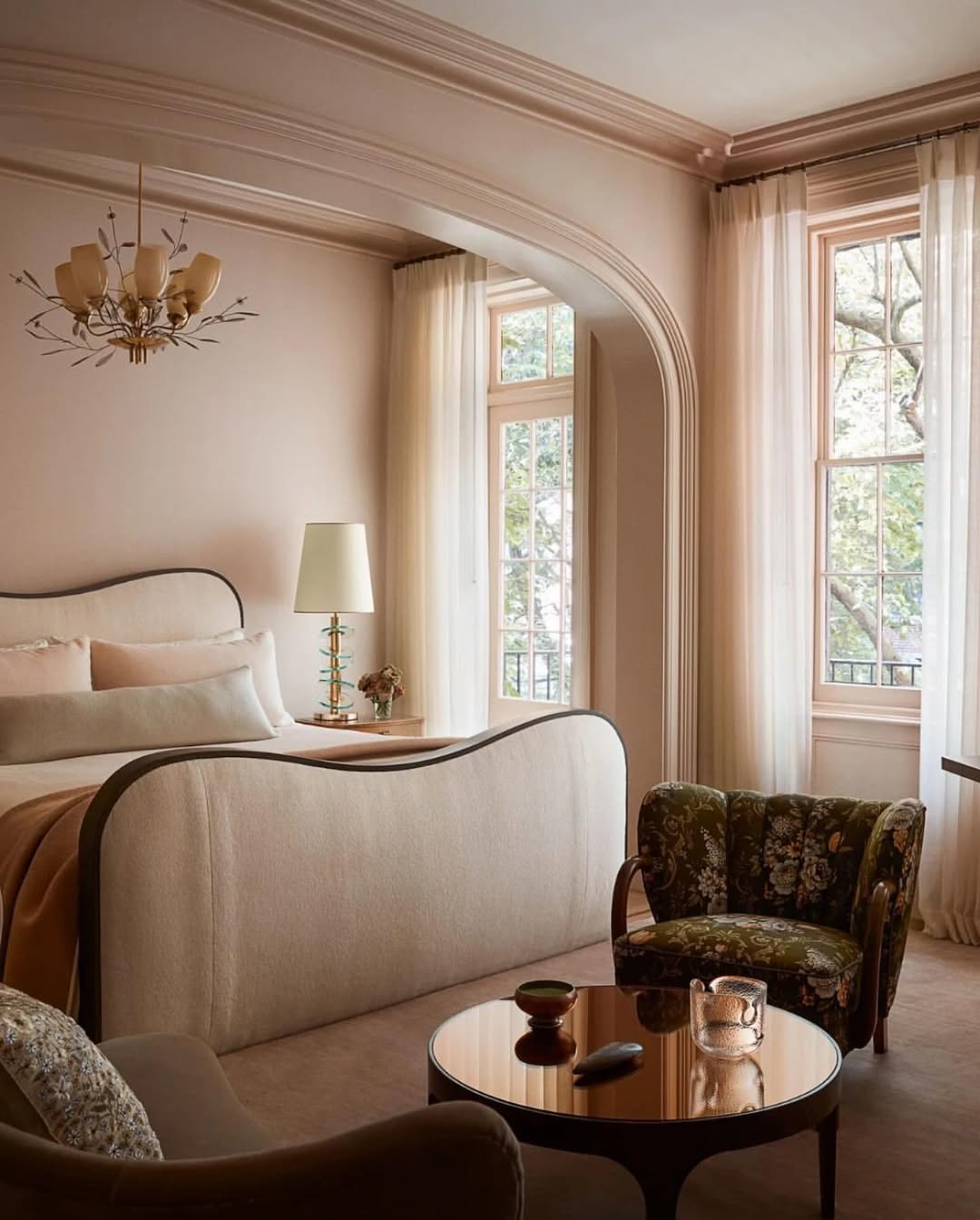 Curved furniture and architecture bedroom idea in modern traditional style