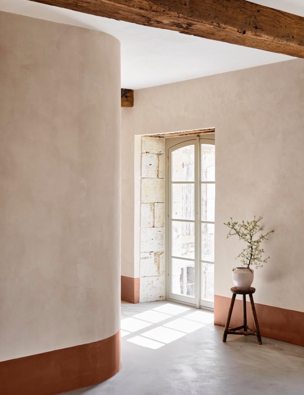 Textured wall treatments ideas showcasing an example in earthy white plaster