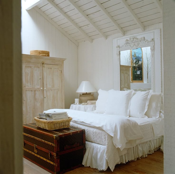 Neutral bedroom ideas in rustic cottage style featuring neutrals