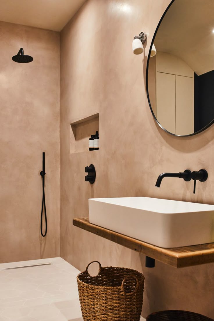 Tadelakt Plaster accent wall inspiration showing a bathroom with earthy style