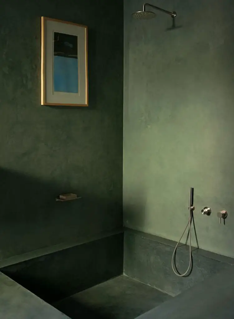 Tadelakt Plaster accent wall inspiration showing a bathroom with earthy green style