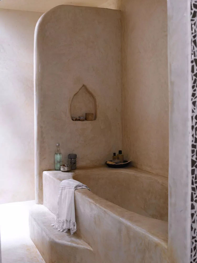 Tadelakt Plaster accent wall inspiration showing a bathroom with earthy style
