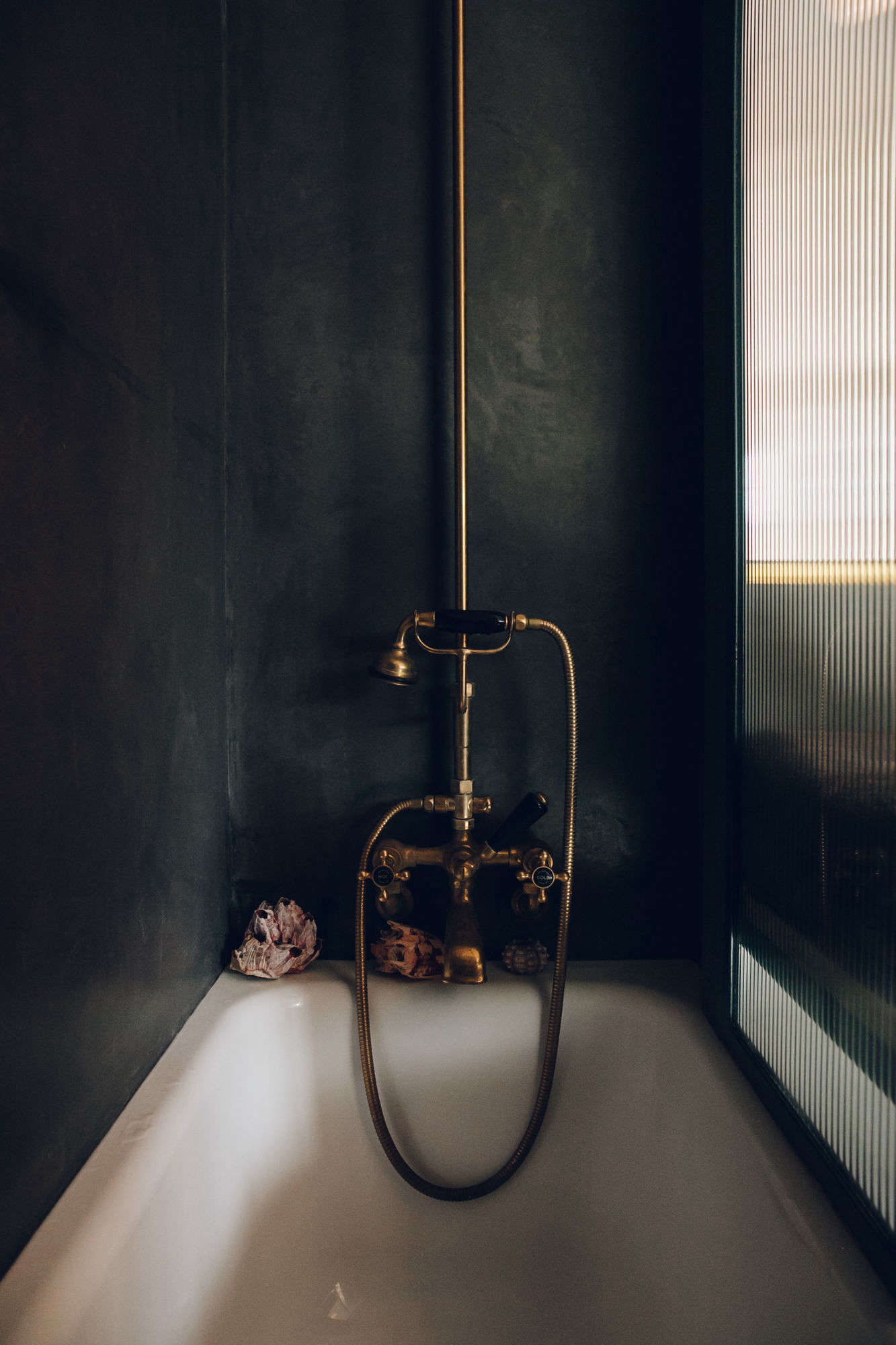 Tadelakt Plaster accent wall inspiration showing a bathroom with earthy style in dark blue color