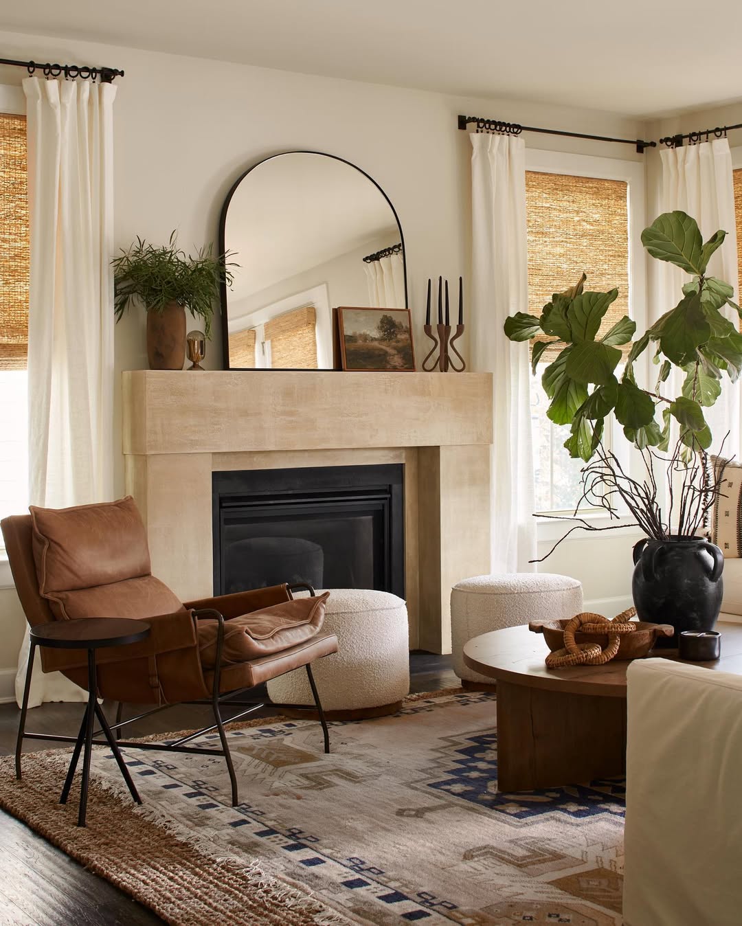 Tadelakt Plaster inspiration showing a living room with a boho earthy style