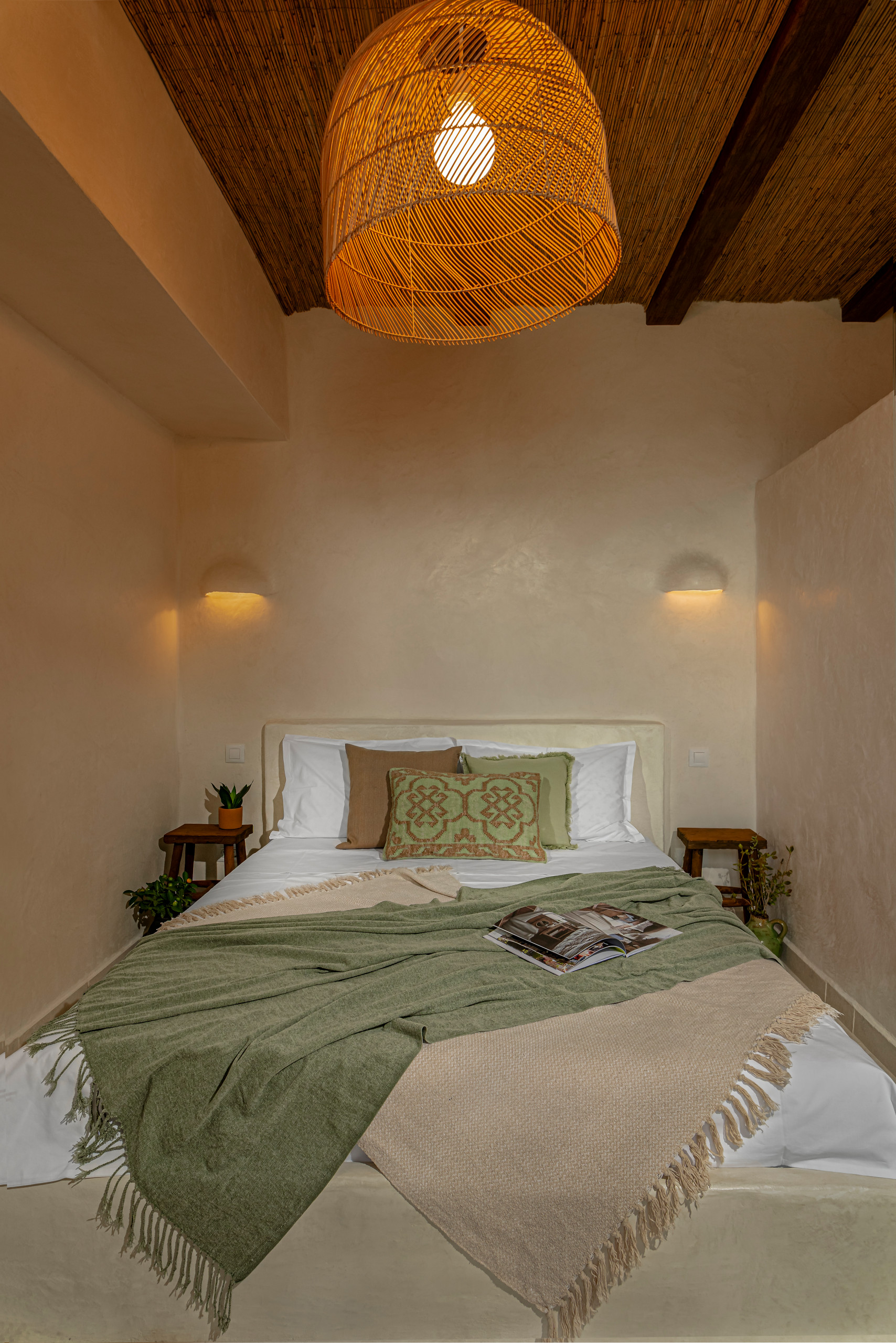 Tadelakt Plaster accent wall inspiration showing a bedroom with modern style