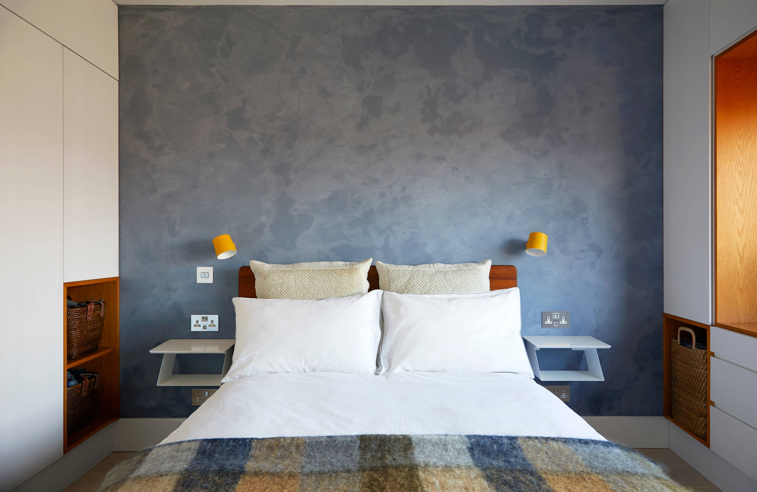 Tadelakt Plaster accent wall inspiration showing a bedroom with modern style