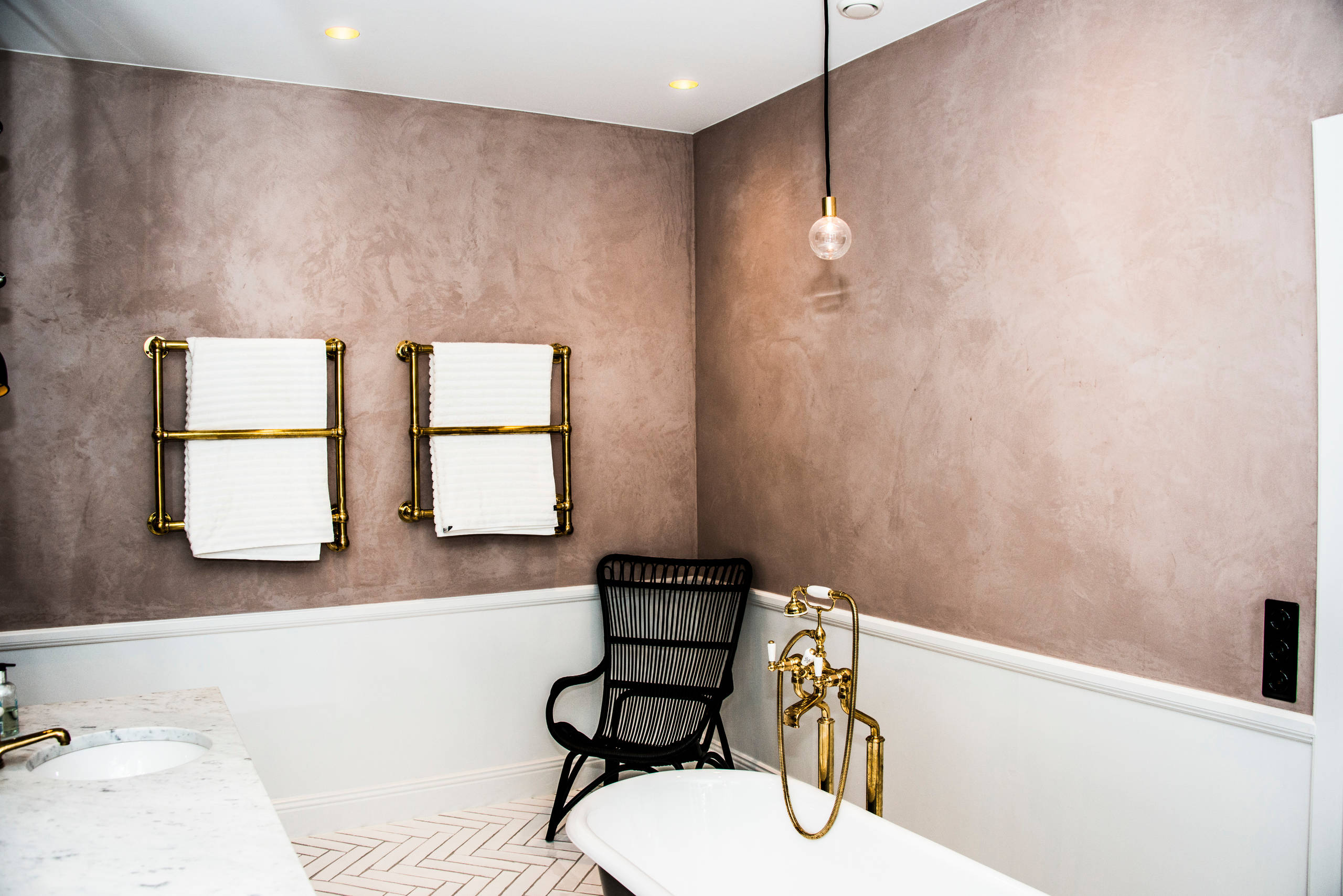 Tadelakt Plaster accent wall inspiration showing a bathroom with earthy style
