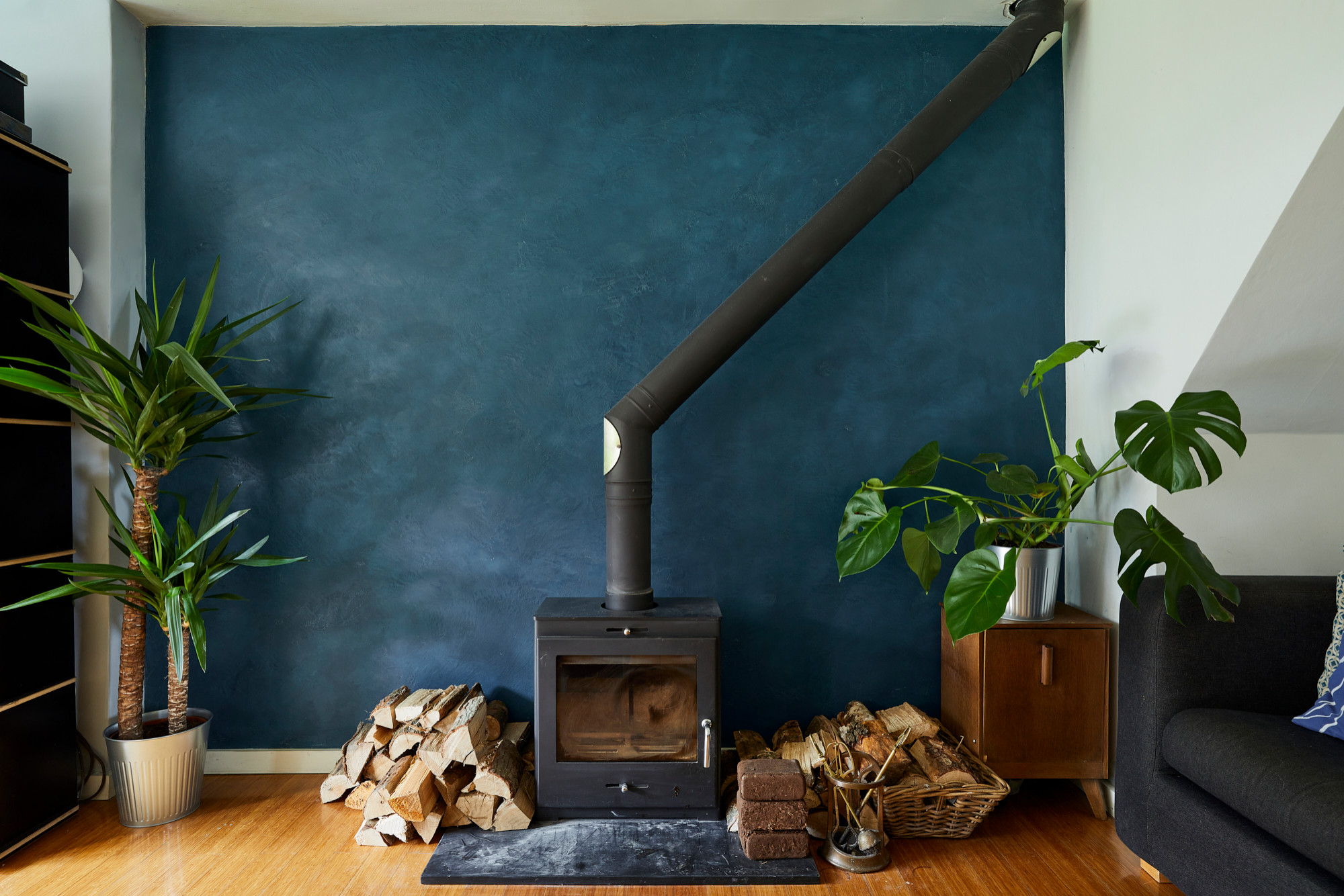 Tadelakt Plaster accent wall inspiration showing a living room with modern style