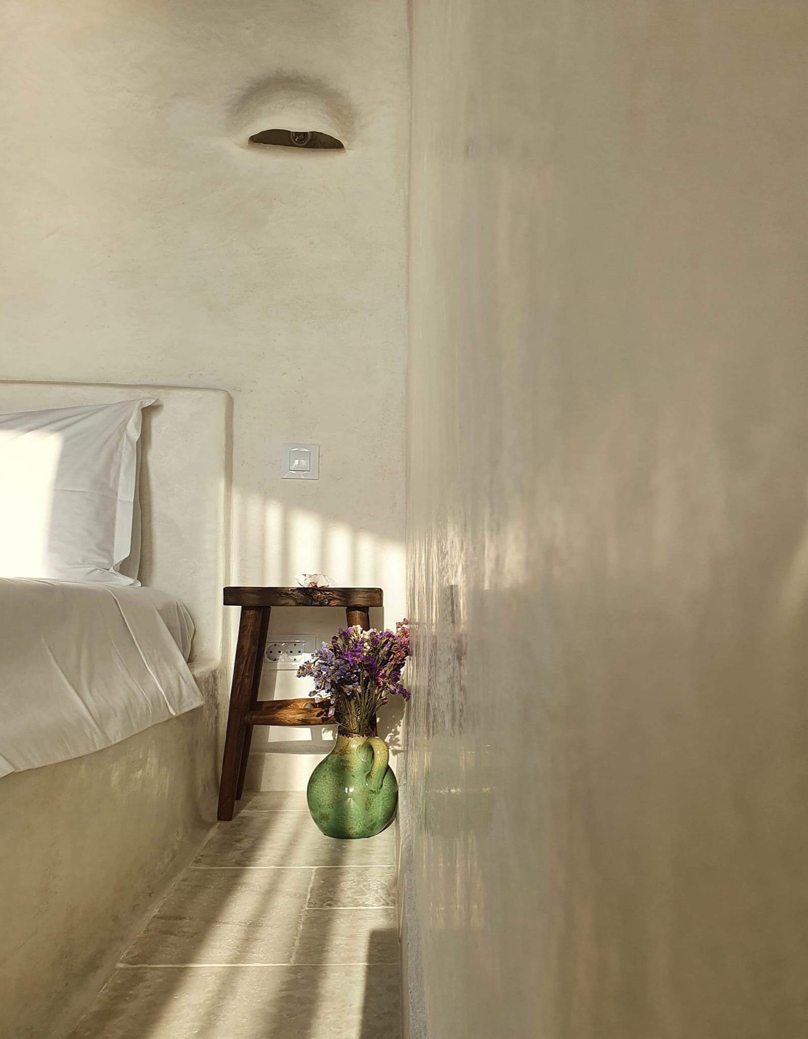 Tadelakt Plaster inspiration showing a bedroom with a boho earthy style