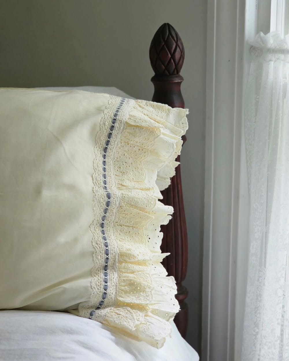 Example of cottagecore bedroom ideas featuring traditional style throw pillow
