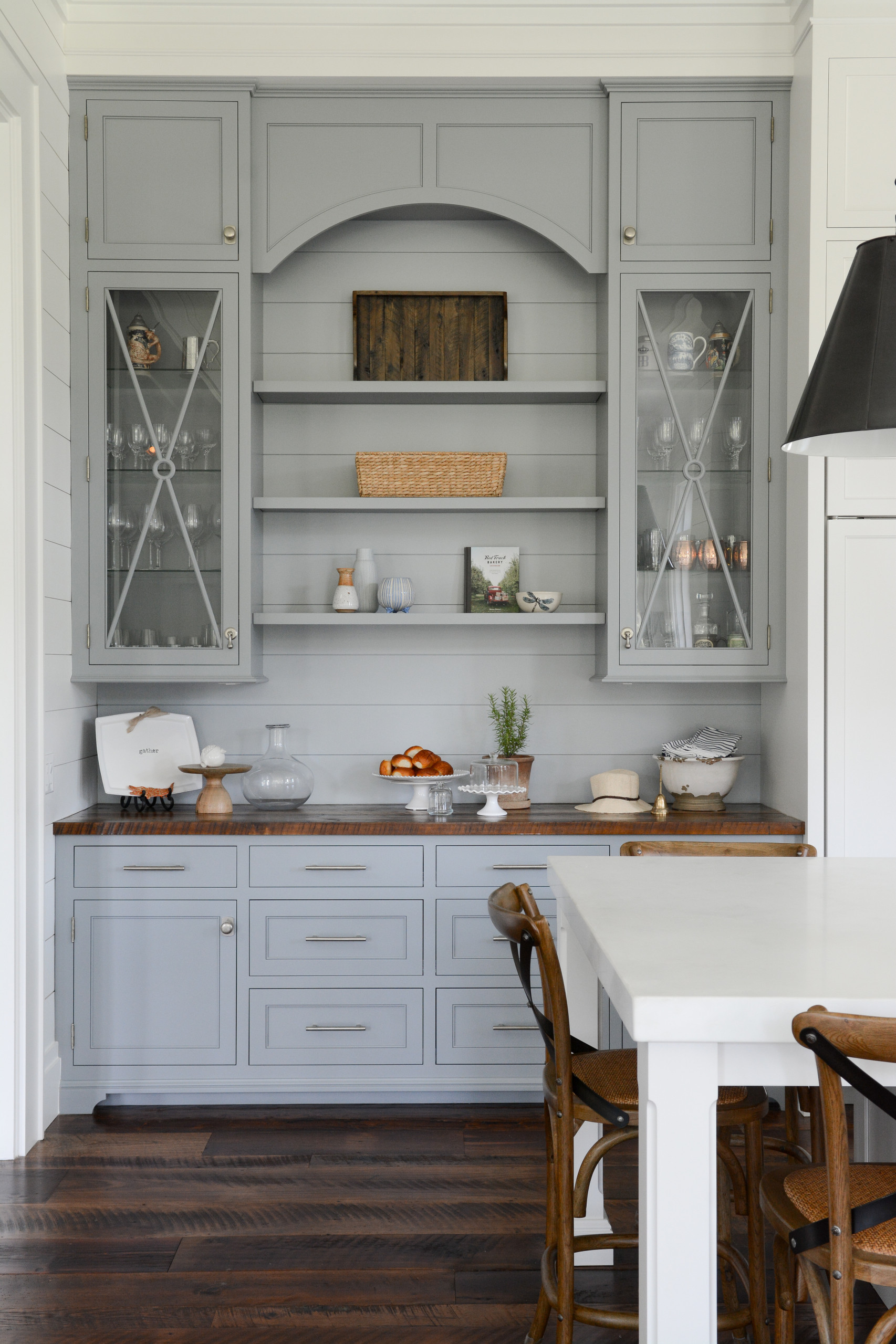 Coastal farm house decor example of kitchen for interior design inspo