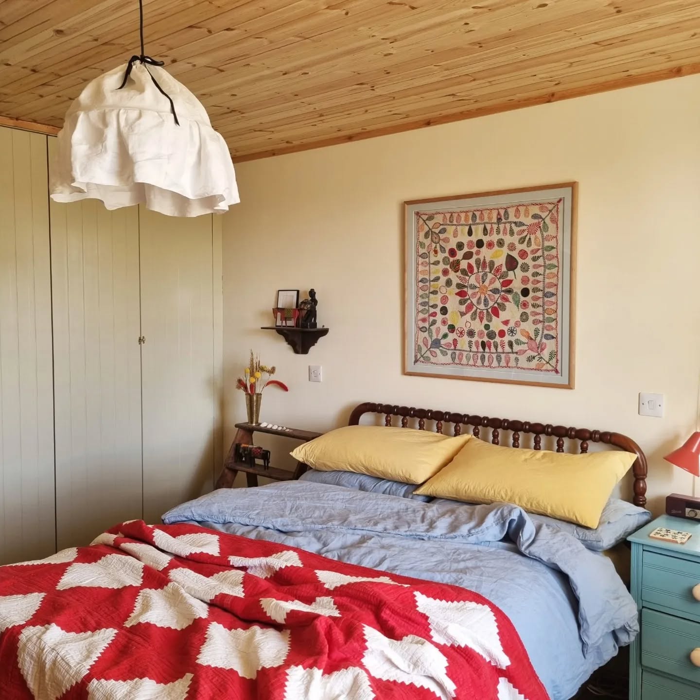 Example of cottagecore bedroom ideas featuring eclectic colorful style