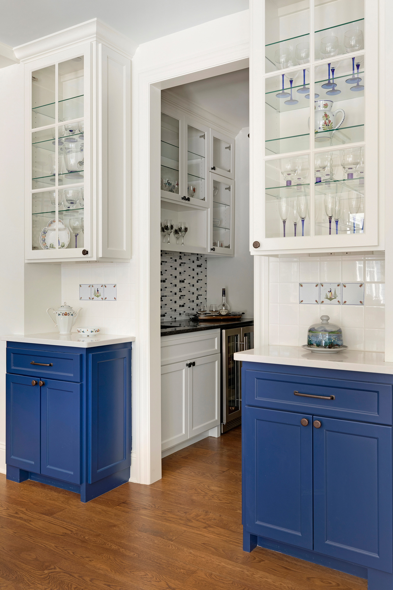 Example showcasing a professionally designed butler’s pantry in contemporary luxe style