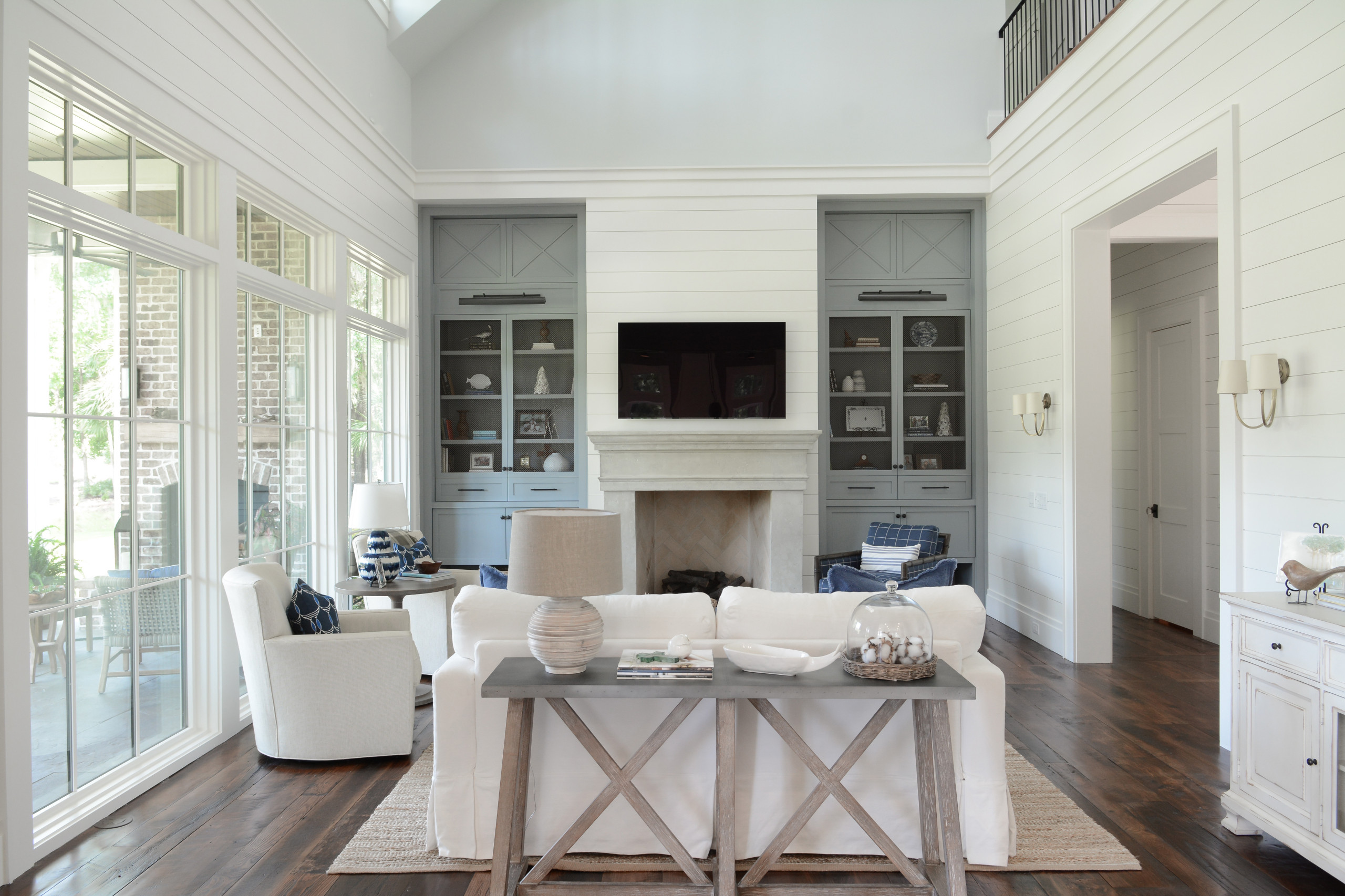 Coastal farm house decor example of living room for interior design inspo