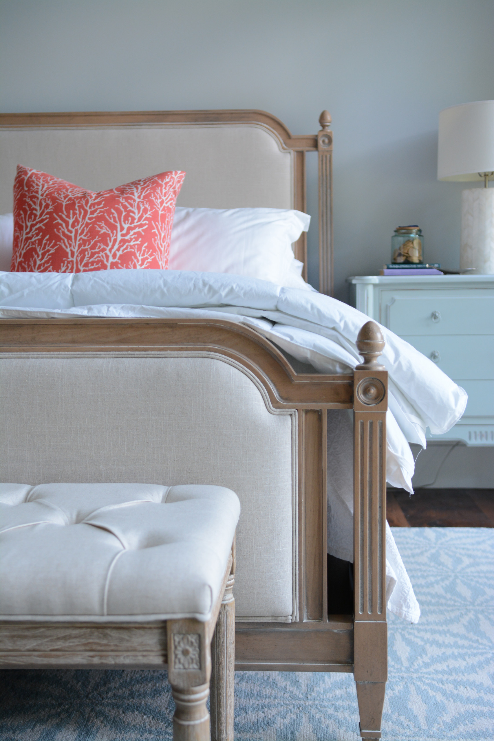 Coastal farm house decor example of bedroom for interior design inspo