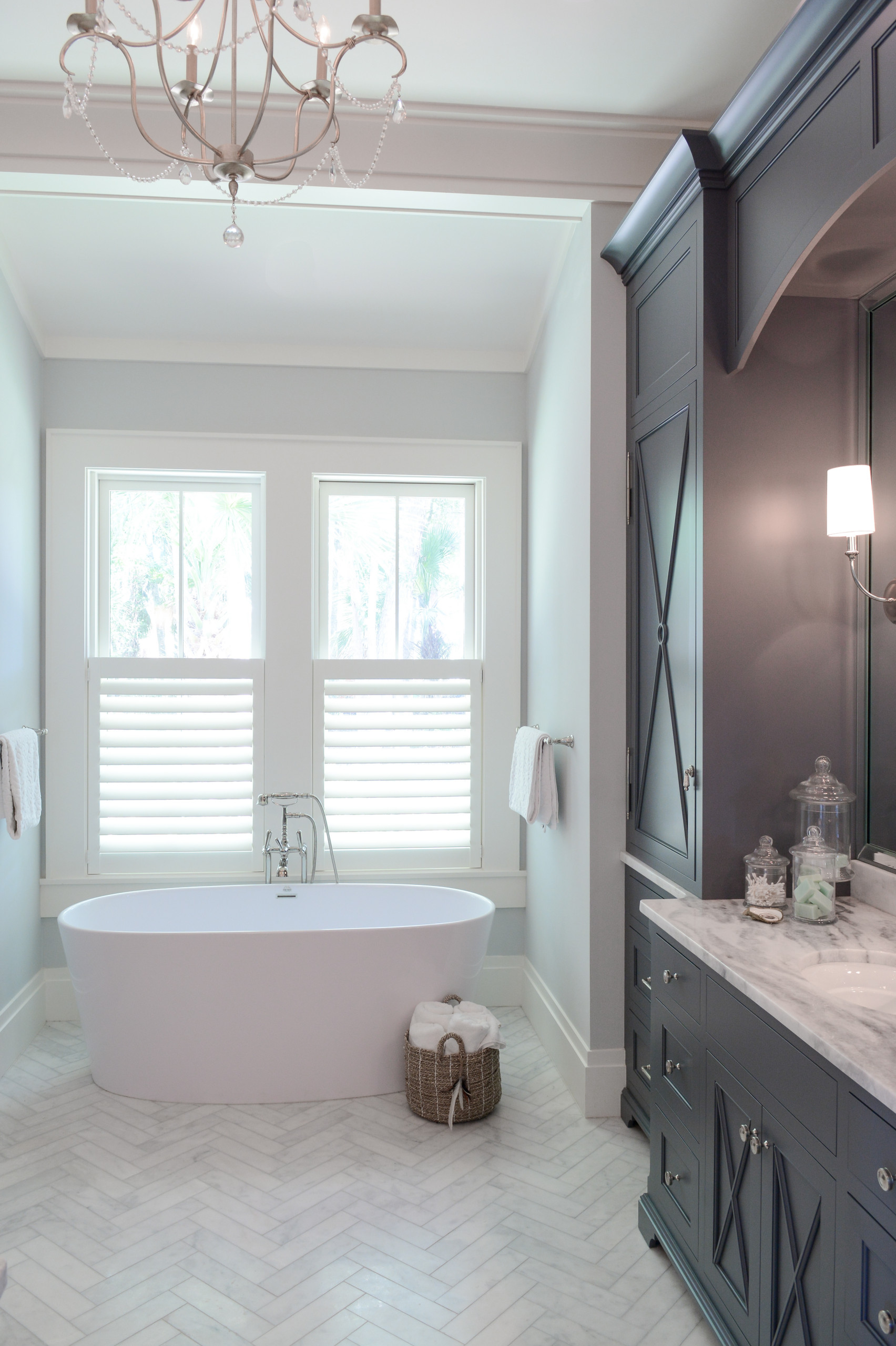 Coastal farm house decor example of bathroom for interior design inspo