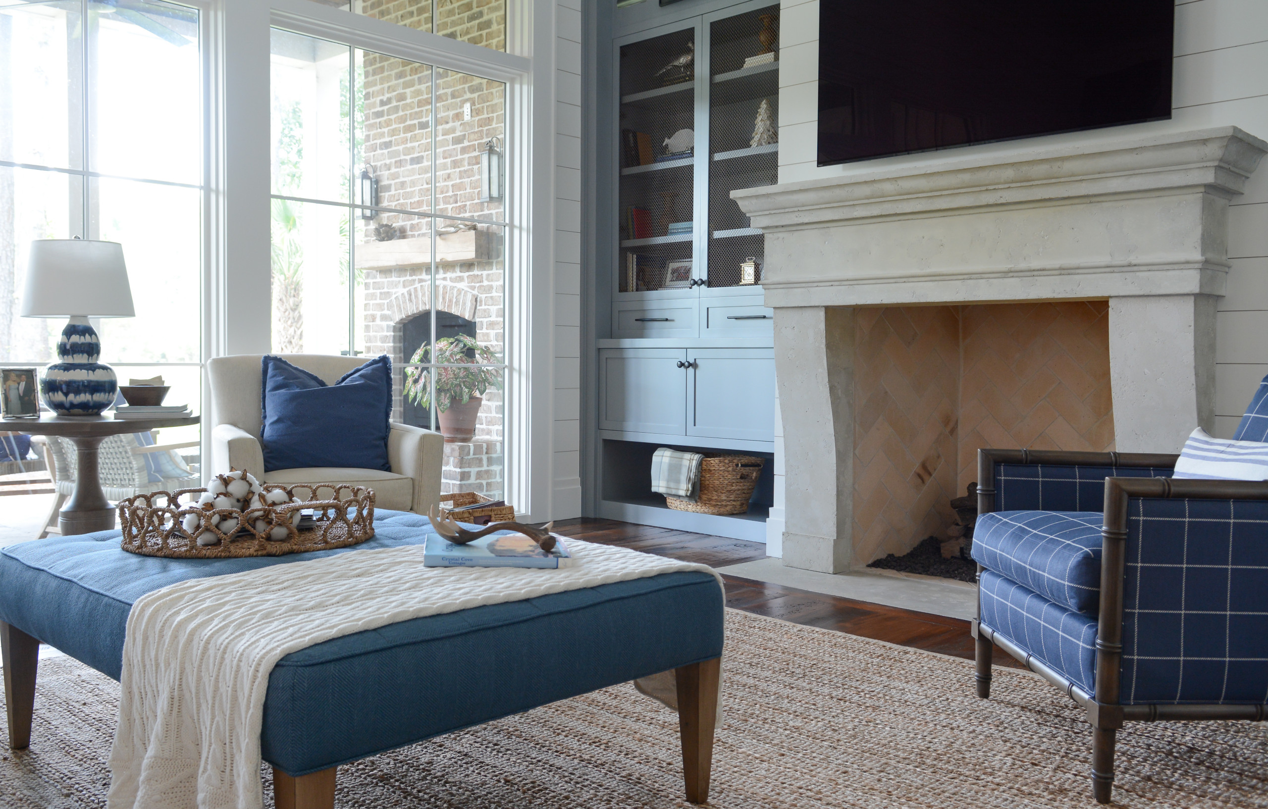 Coastal farm house decor example of living room for interior design inspo