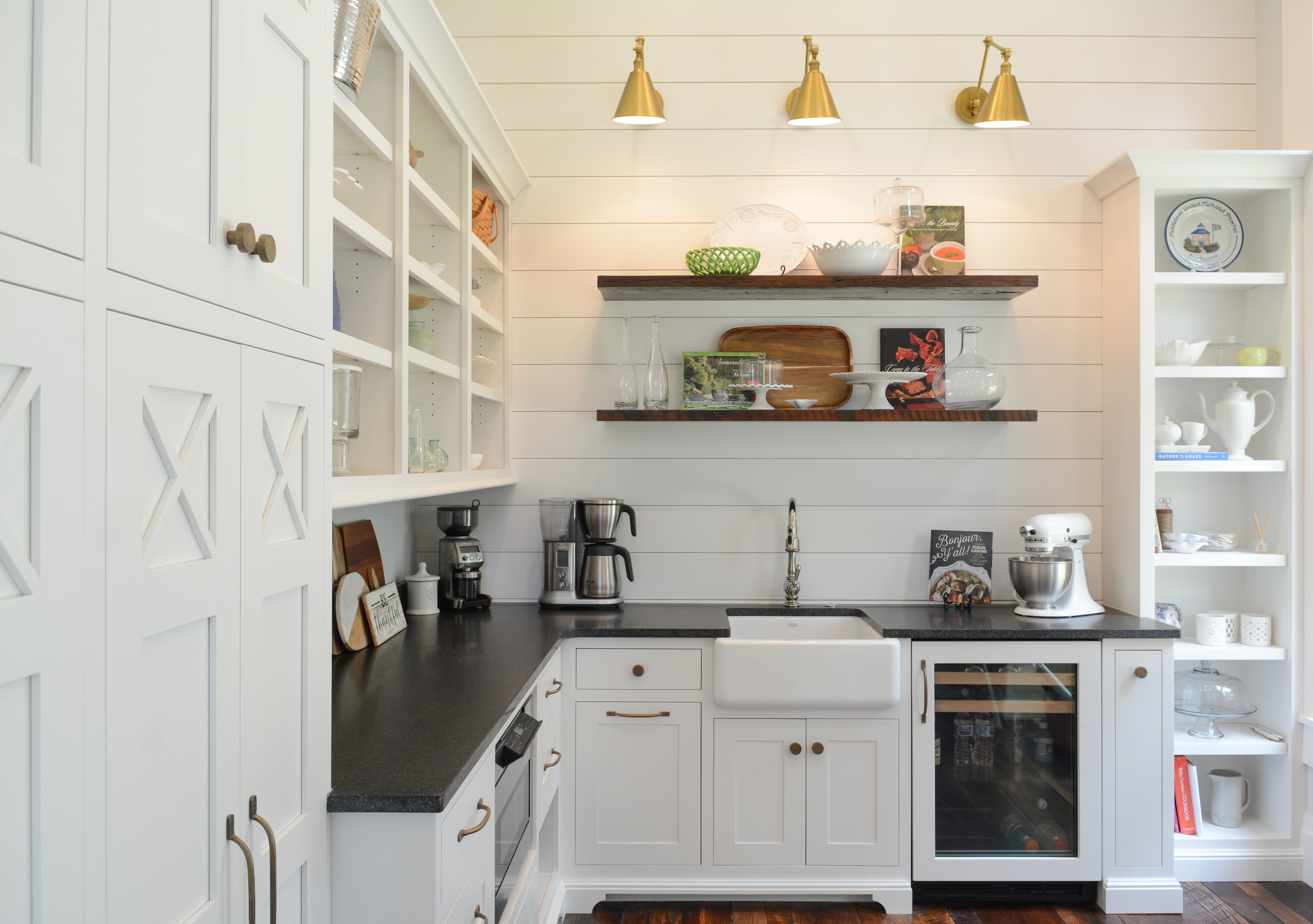 Coastal farm house decor example of kitchen for interior design inspo