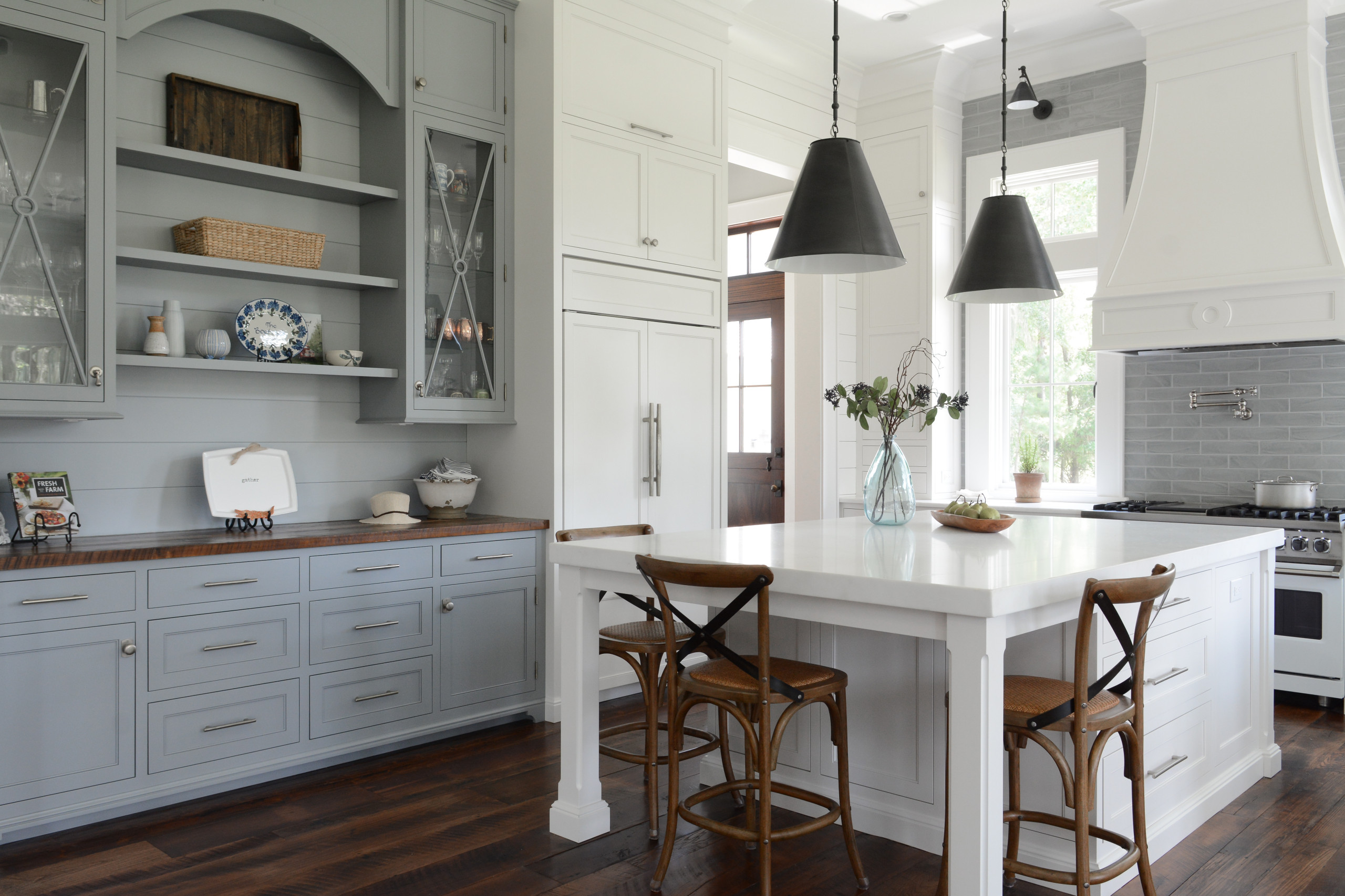 Coastal farm house decor example of kitchen for interior design inspo