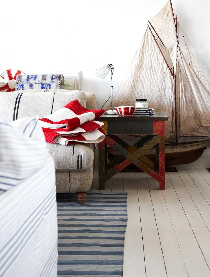 Coastal living room that shows the fisherman aesthetic trend in a traditional style.