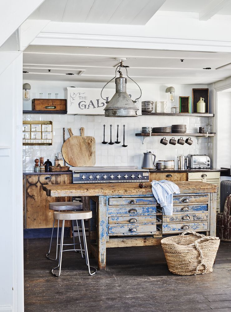 Coastal kitchen that shows the fisherman aesthetic trend in a traditional style.