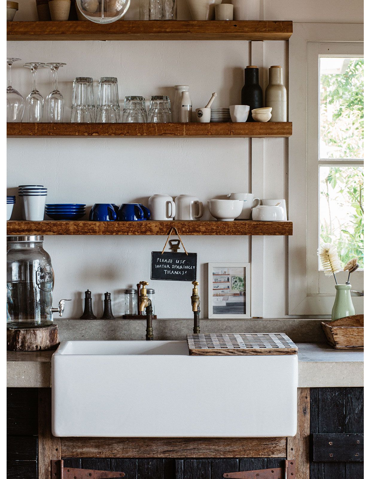 Coastal kitchen that shows the fisherman aesthetic trend in a traditional style.